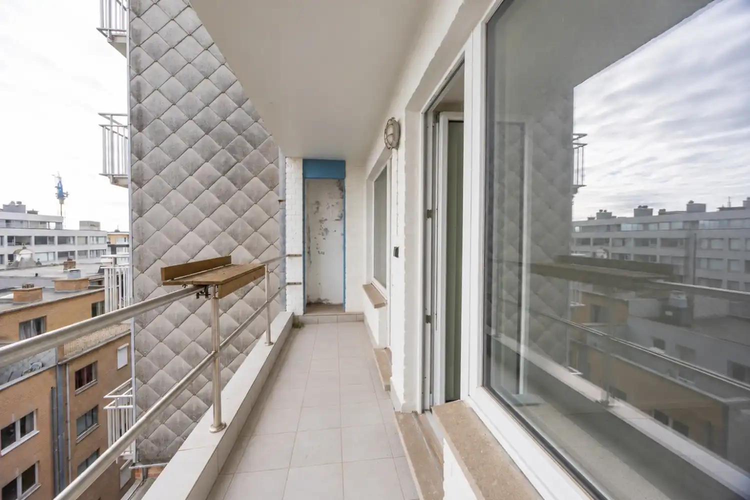Gerenoveerd 2-slaapkamerappartement met frontaal zeezicht foto 18