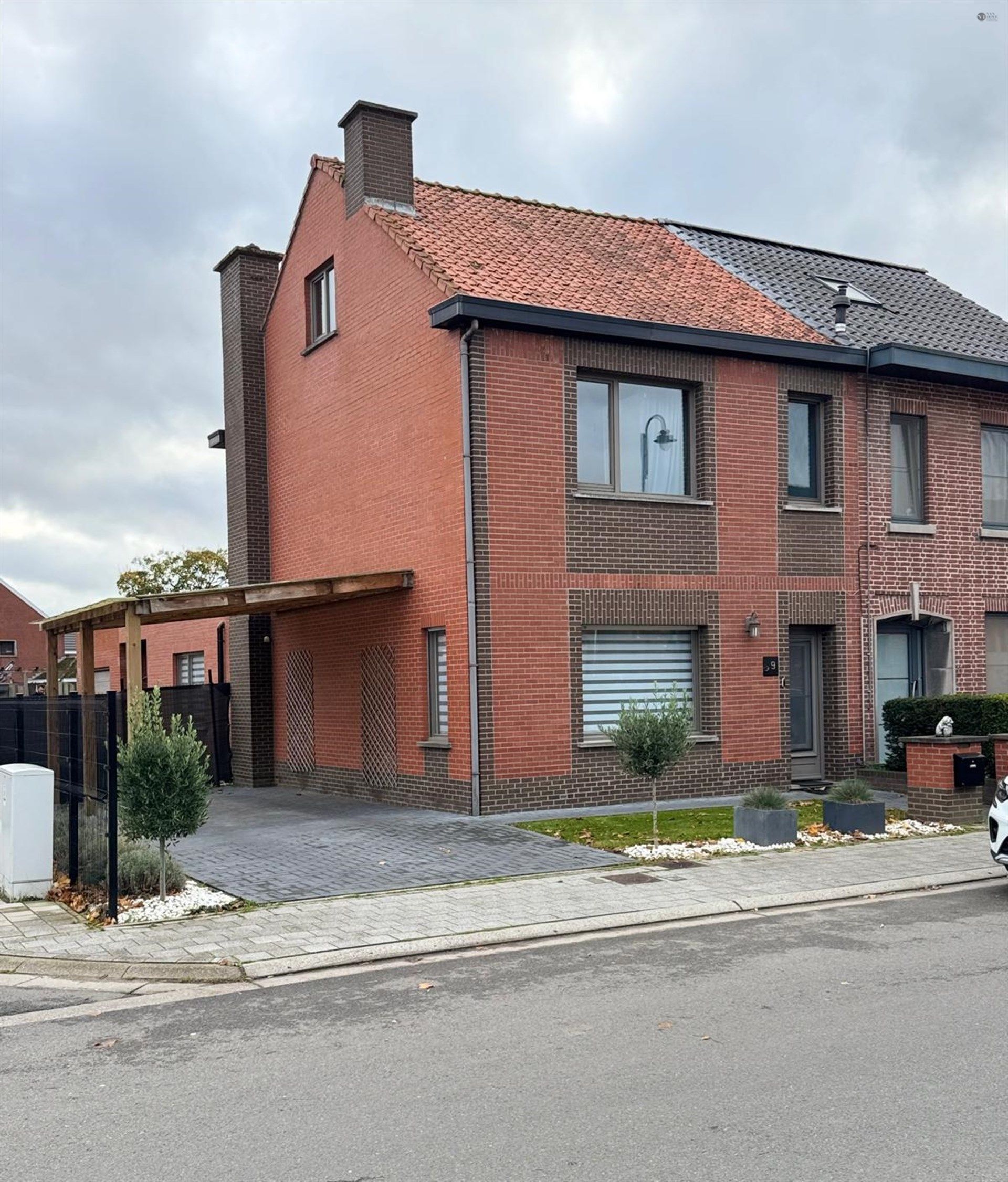 Half open bebouwing met 4 slaapkamer en garage op perceel van 433m² foto {{pictureIndex}}