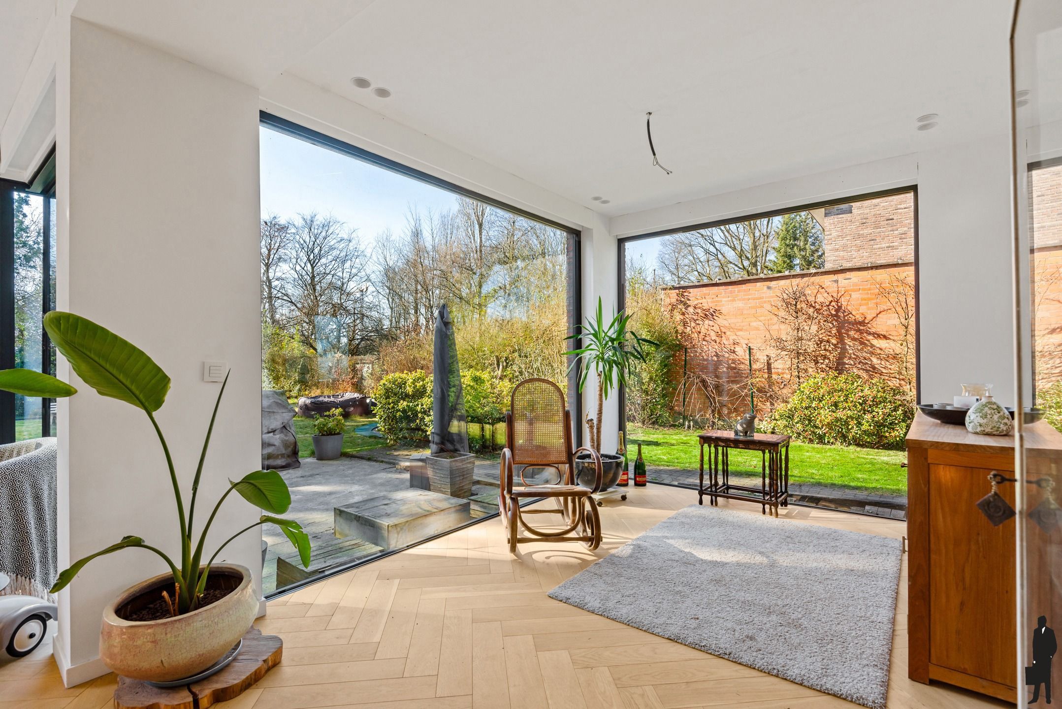 (Deels) gerenoveerde woning met ZW parktuin (ca. 1968m²) foto 5