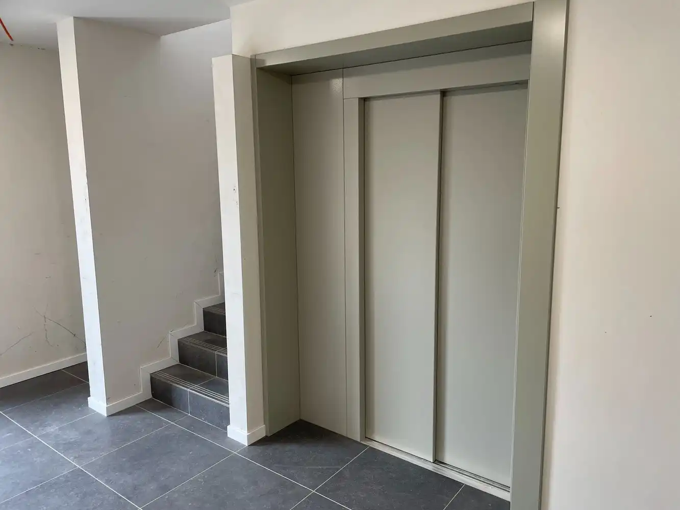 Prachtig nieuwbouw appartement van 3 jaar oud zéér rustig gelegen in het centrum met 2 slaapkamers en ruim terras. foto 18