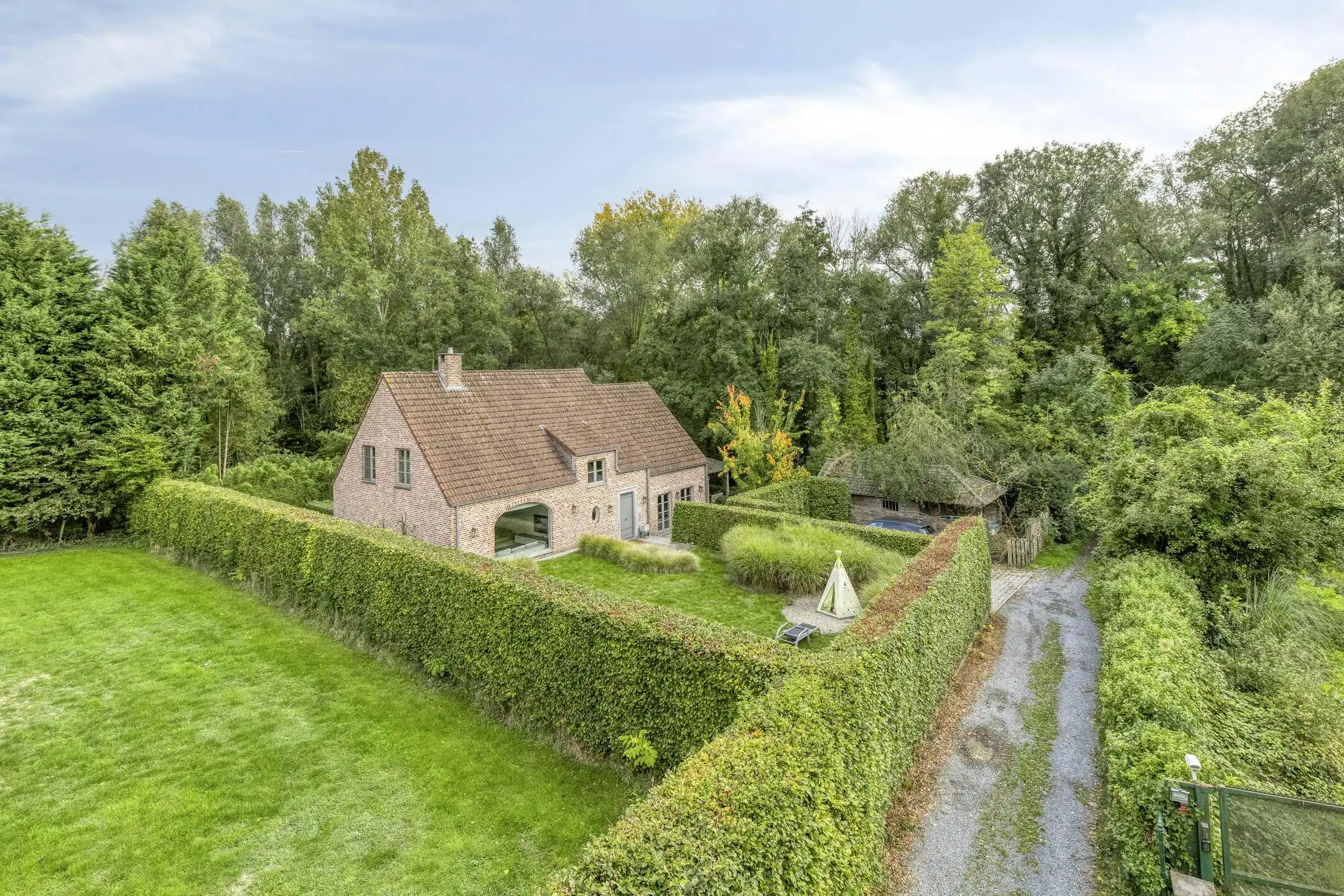 Prachtig gelegen instapklare villa op 12are met zwembad te Asse foto {{pictureIndex}}