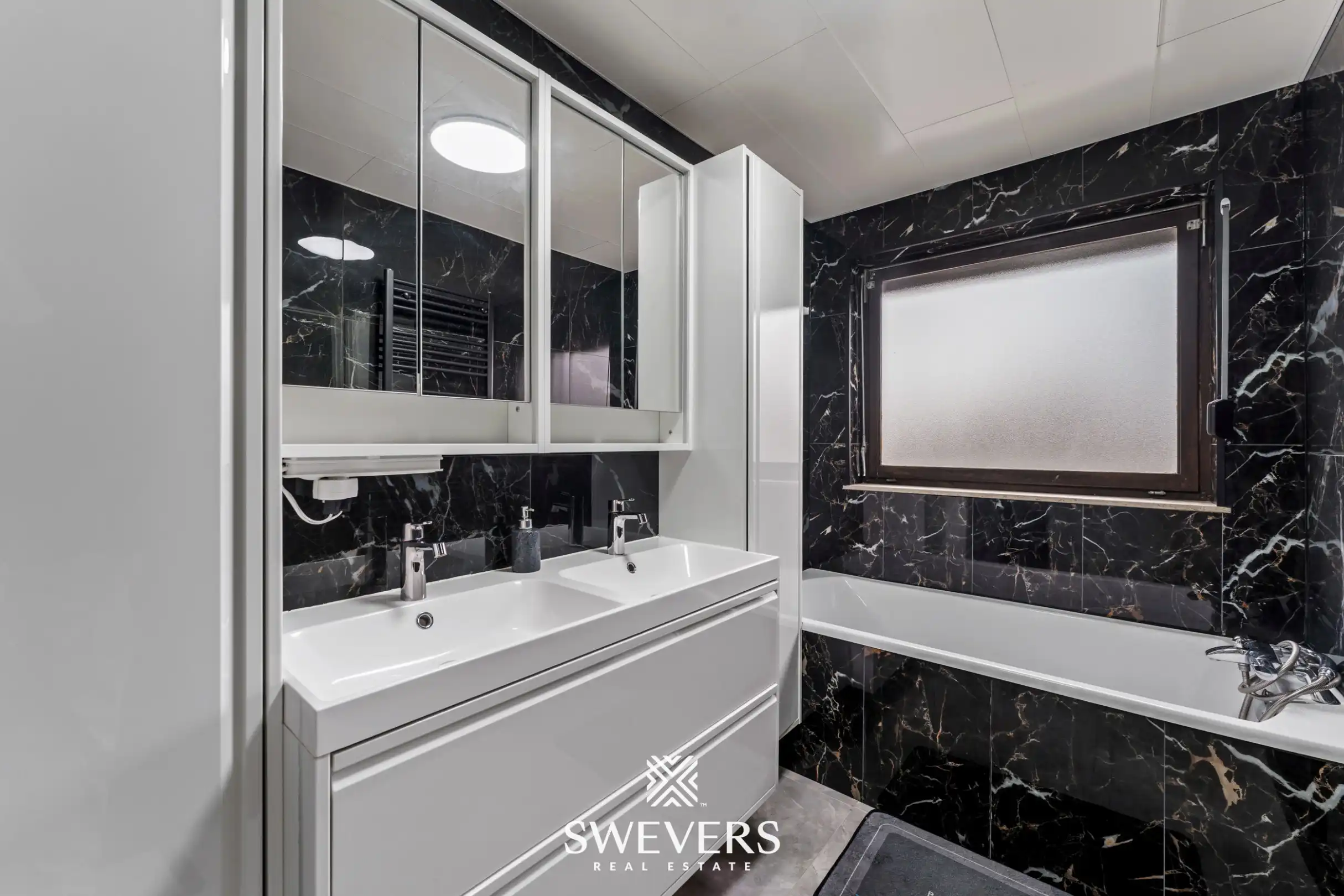 Instapklare gezinswoning met 3 slaapkamers en dubbele garage gelegen op toplocatie foto 24