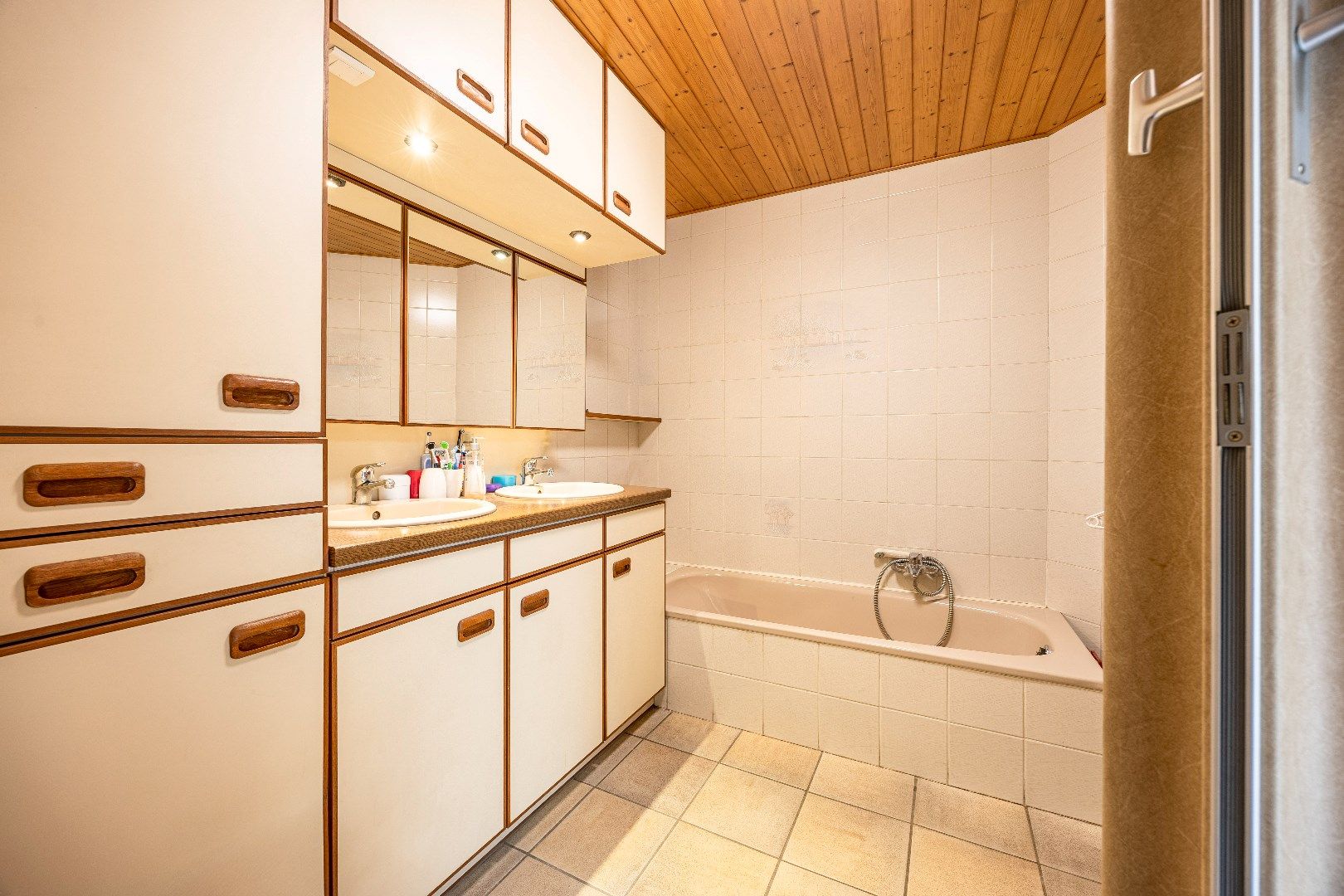 Ruime woning met 3 slaapkamers en tuin foto 8