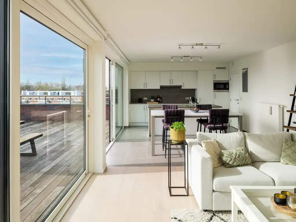 Lichtrijk dakappartement (BJ 2015) met een bijzonder ruim terras foto 3