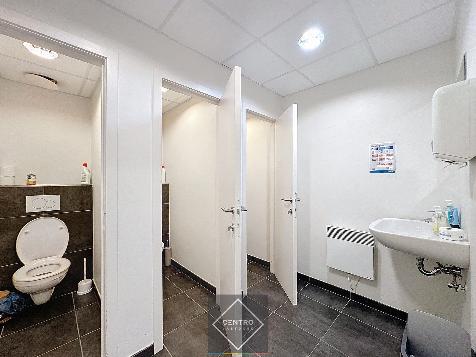 Instapklare KANTOREN (250m²) met 6 private parkeerplaatsen voor de deur te Brugge! Ideale uitvalsbasis naar kust en binnenland! foto 9