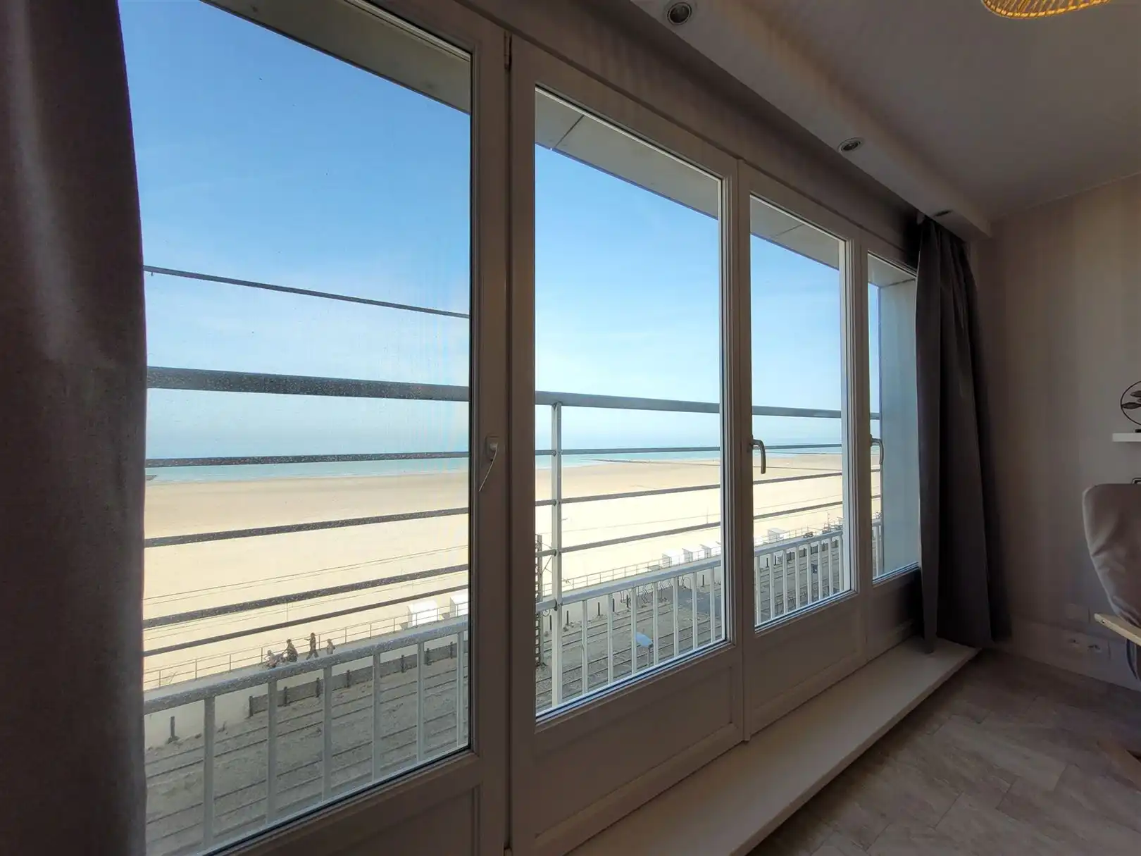 Gemeubelde studio met zeezicht foto 2