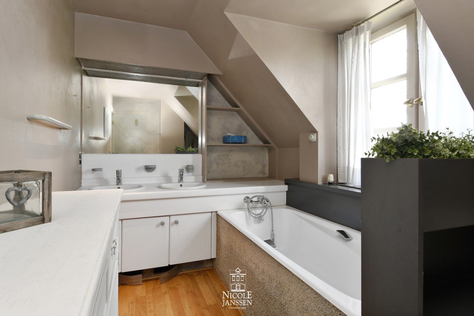 Ruime villa op een royaal perceel foto 20