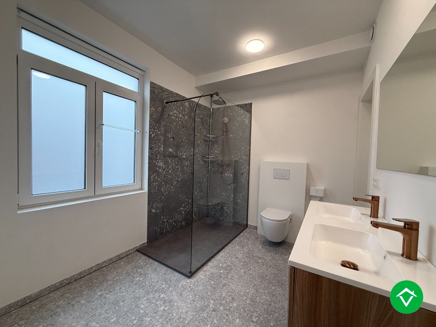 Volledig gerenoveerde rijwoning met 3 slaapkamers en terrastuin in centrum Roeselare foto 12