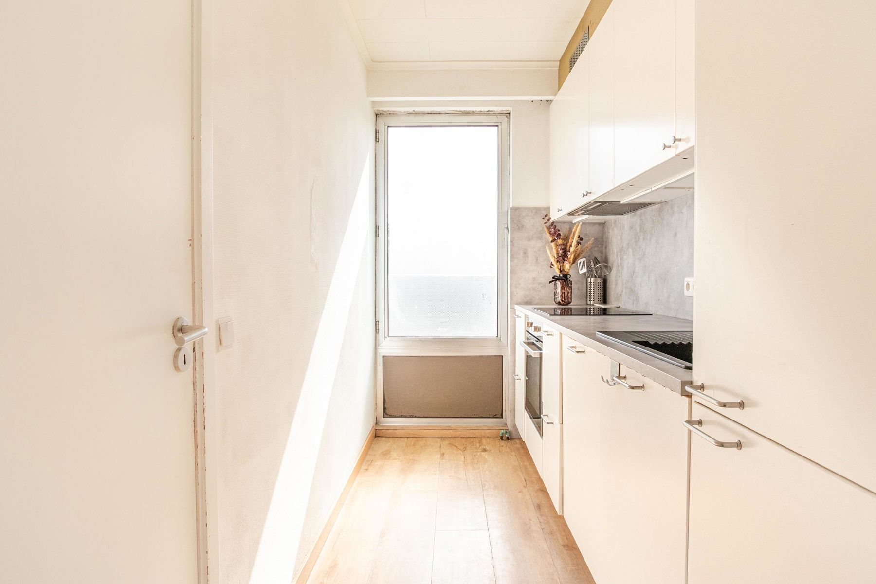 Ruim 2-slaapkamer appartement met garage en potentieel foto 9