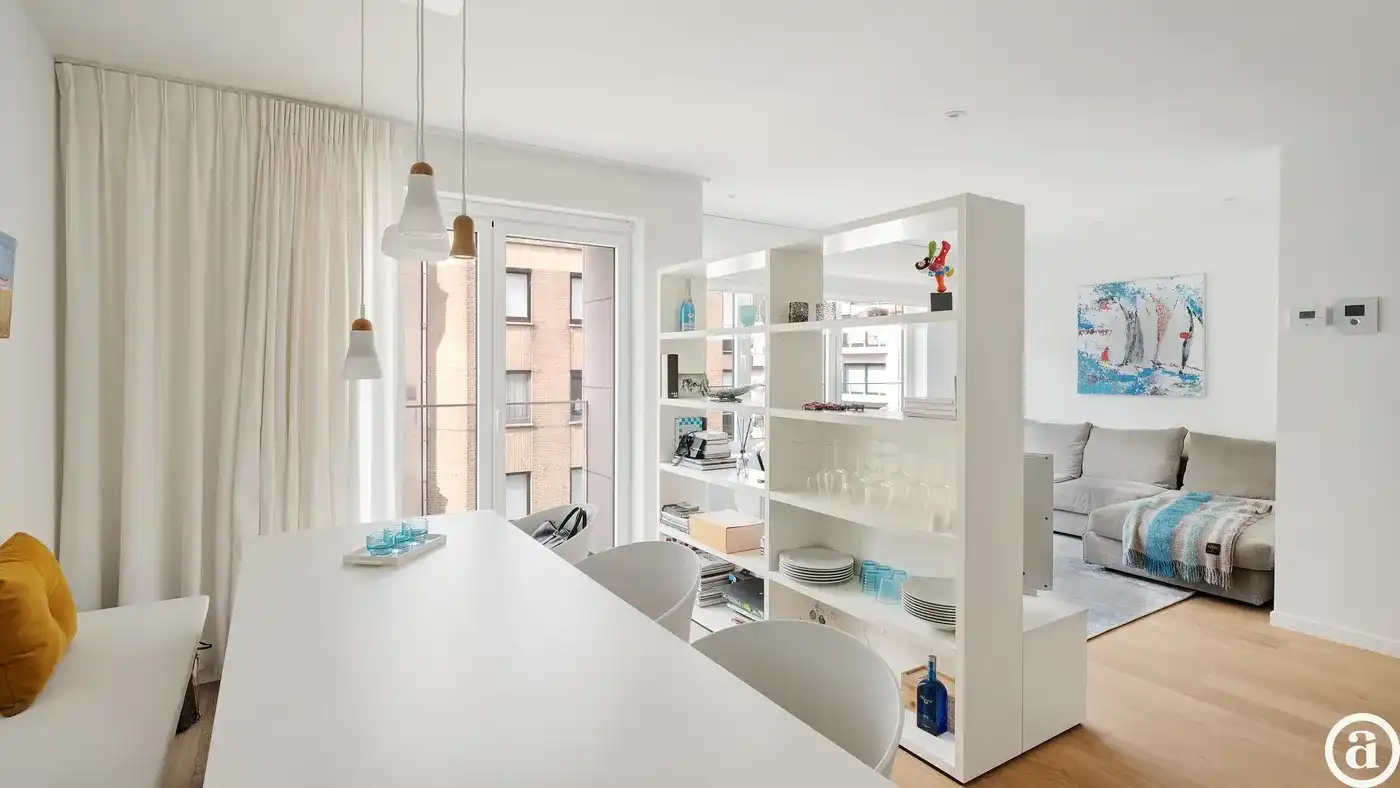 Modern 1-slaapkamerappartement met balkon op toplocatie foto 8