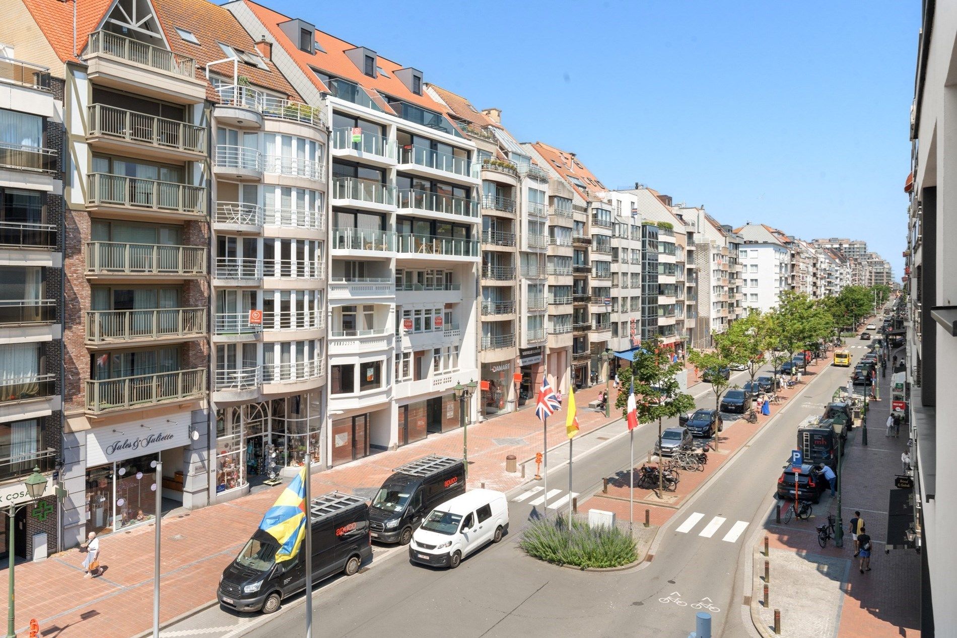 Mooi gerenoveerd, ruim 2 slaapkamer-appartement met mooie gevelbreedte centraal gelegen op de Lippenslaan te Knokke.  foto 22