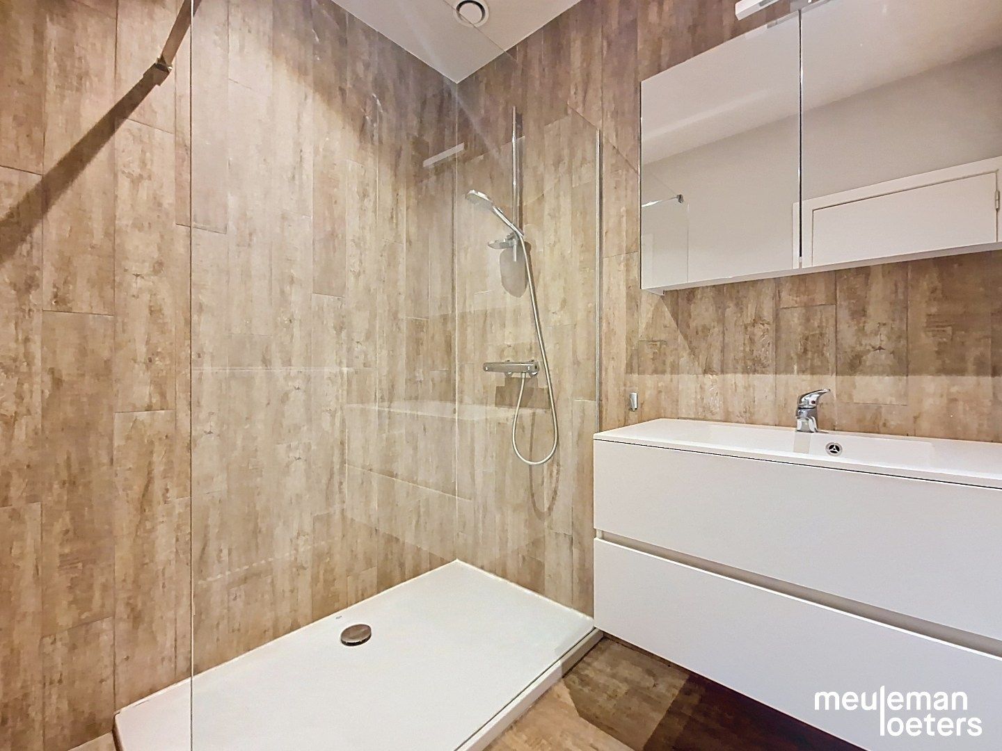 Rustig gelegen recent appartement met parking foto 10