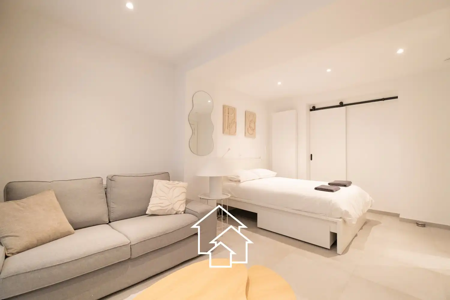Gemeubileerd appartement met kleine binnenplaats in de wijk rond de vijvers van Ixelles. foto 8