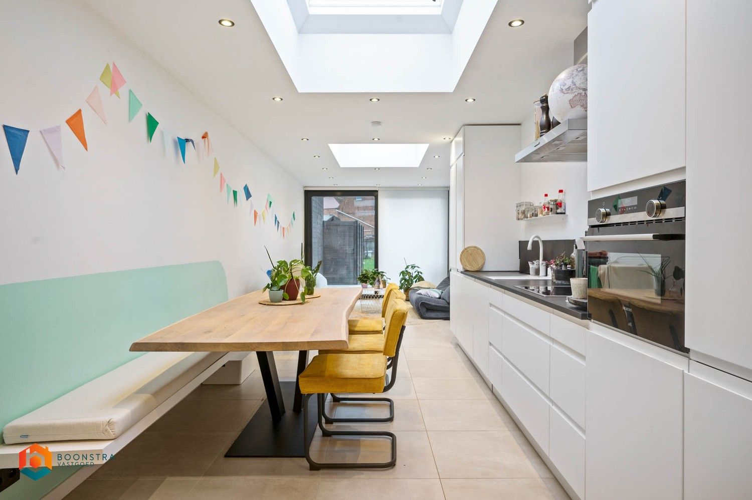 Rijwoning met  2 slpkrs en tuin foto 2