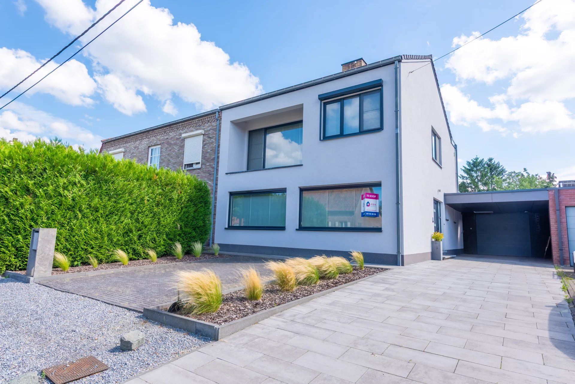 Moderne instapklare woning met 3 slaapkamers op mooi perceel. foto {{pictureIndex}}