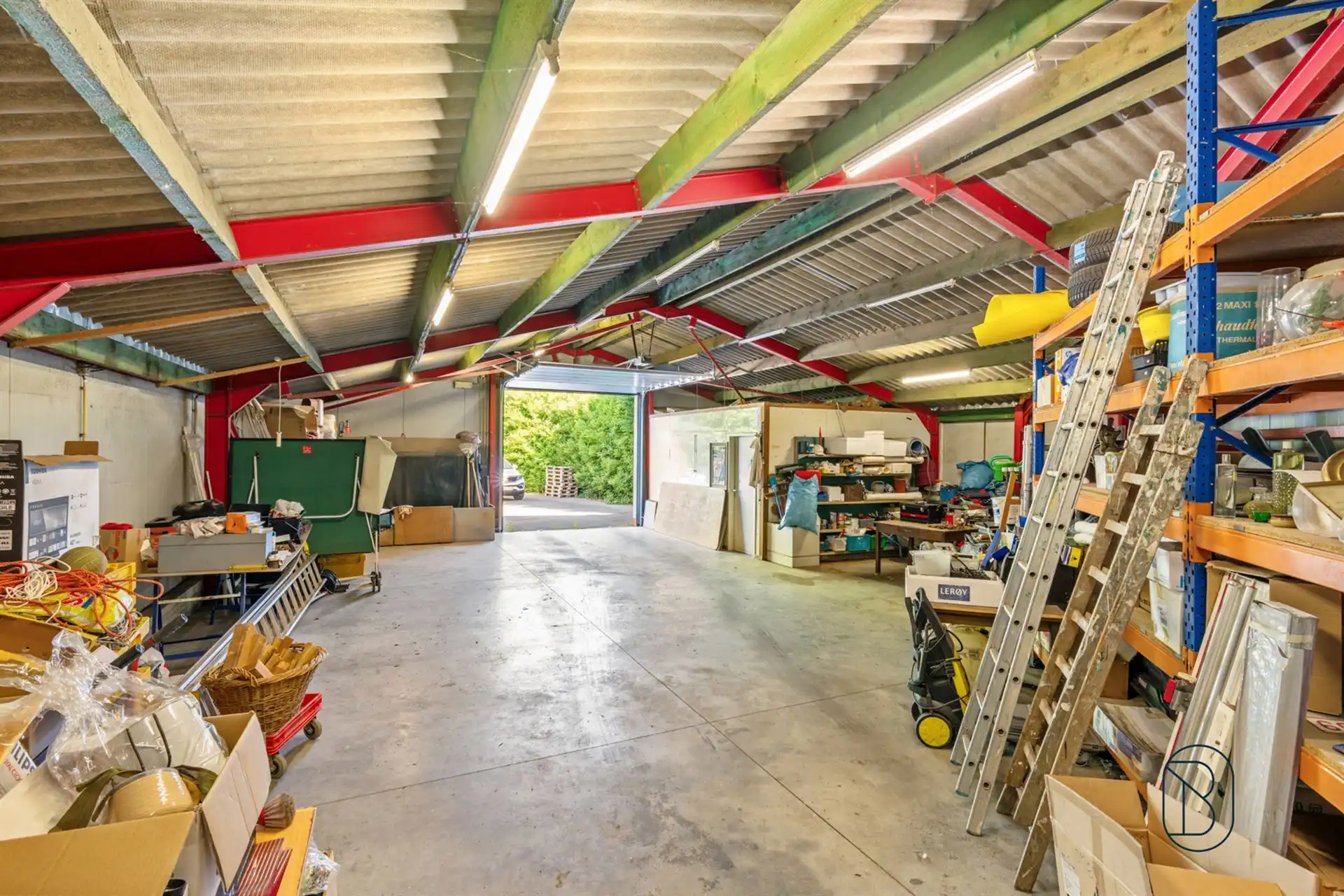 Ruime instapklare gezinswoning met garage en oprit foto 19