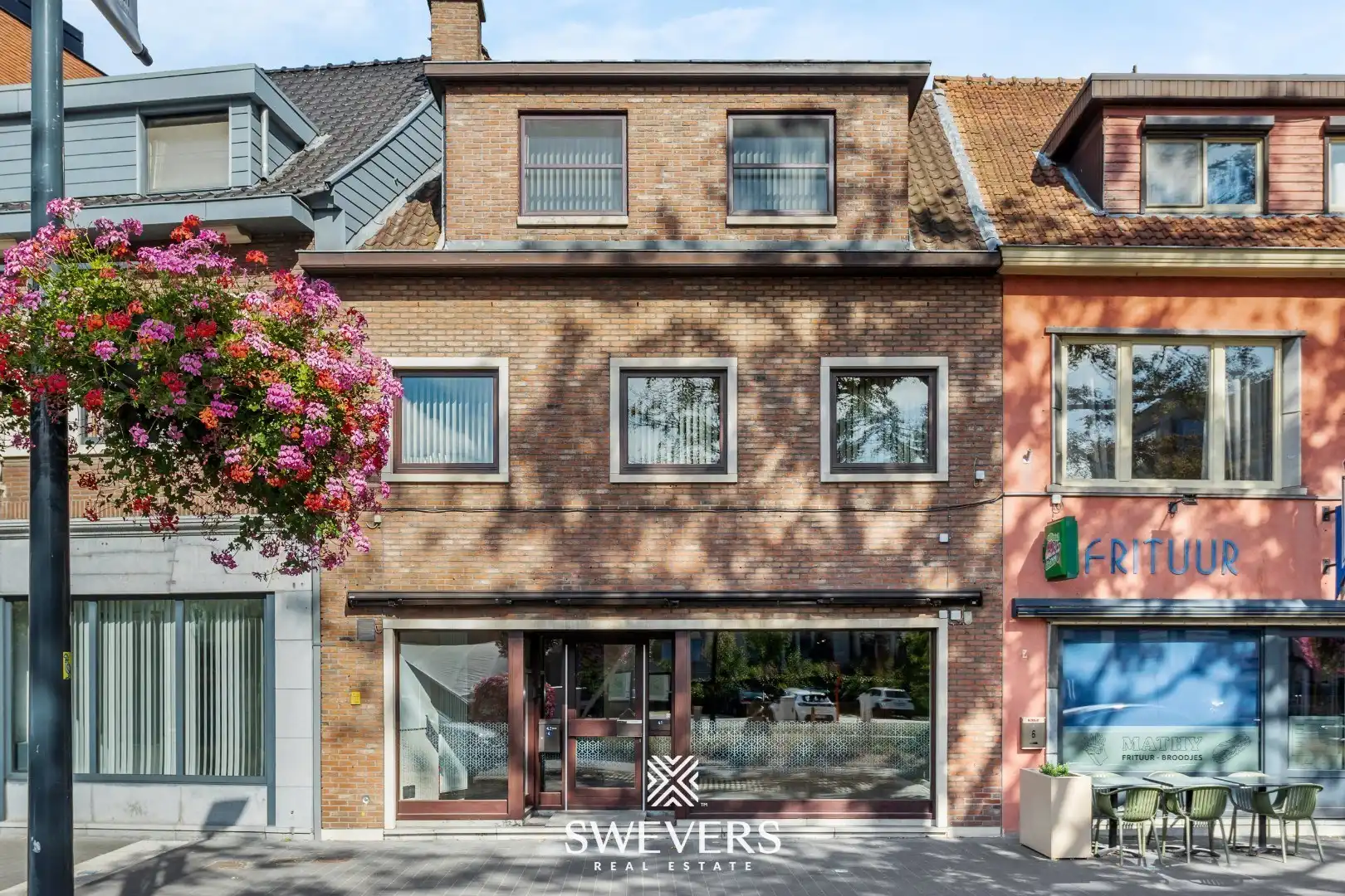 Unieke woon- en handelscombinatie te Lummen centrum foto {{pictureIndex}}