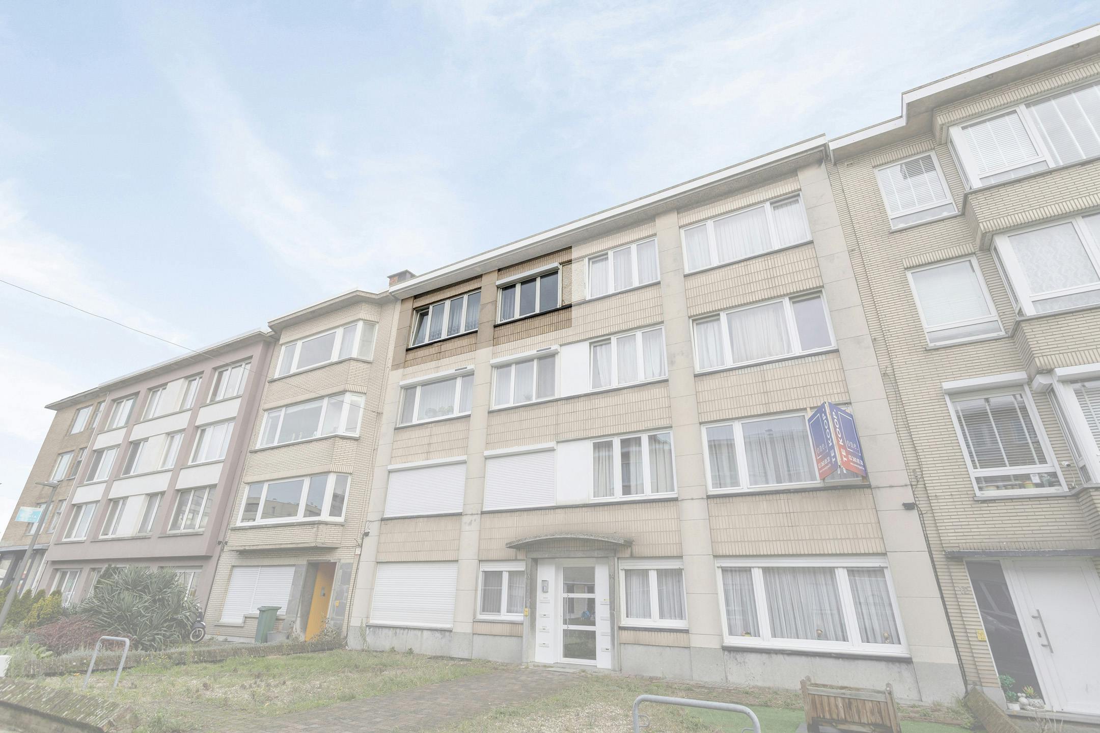 Appartement met 2 slaapkamers en ruim terras te Deurne! foto 2