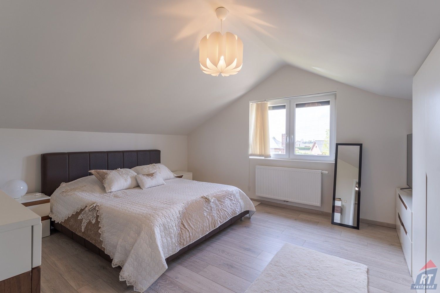 Grondig gerenoveerde open bebouwing op 10a11ca met garage en 5 slaapkamers foto 15