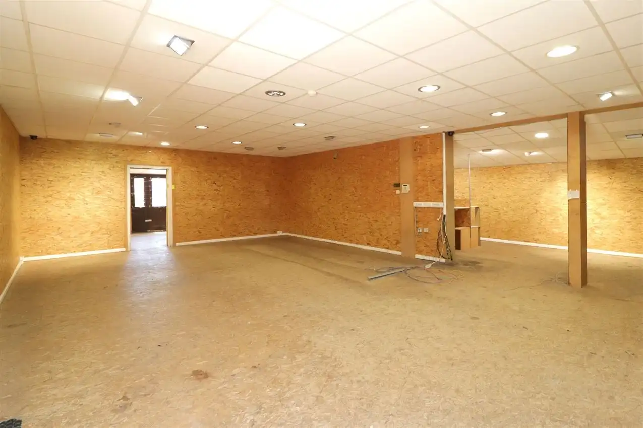 handelszaak met magazijn op zeer zichtbare locatie foto 13