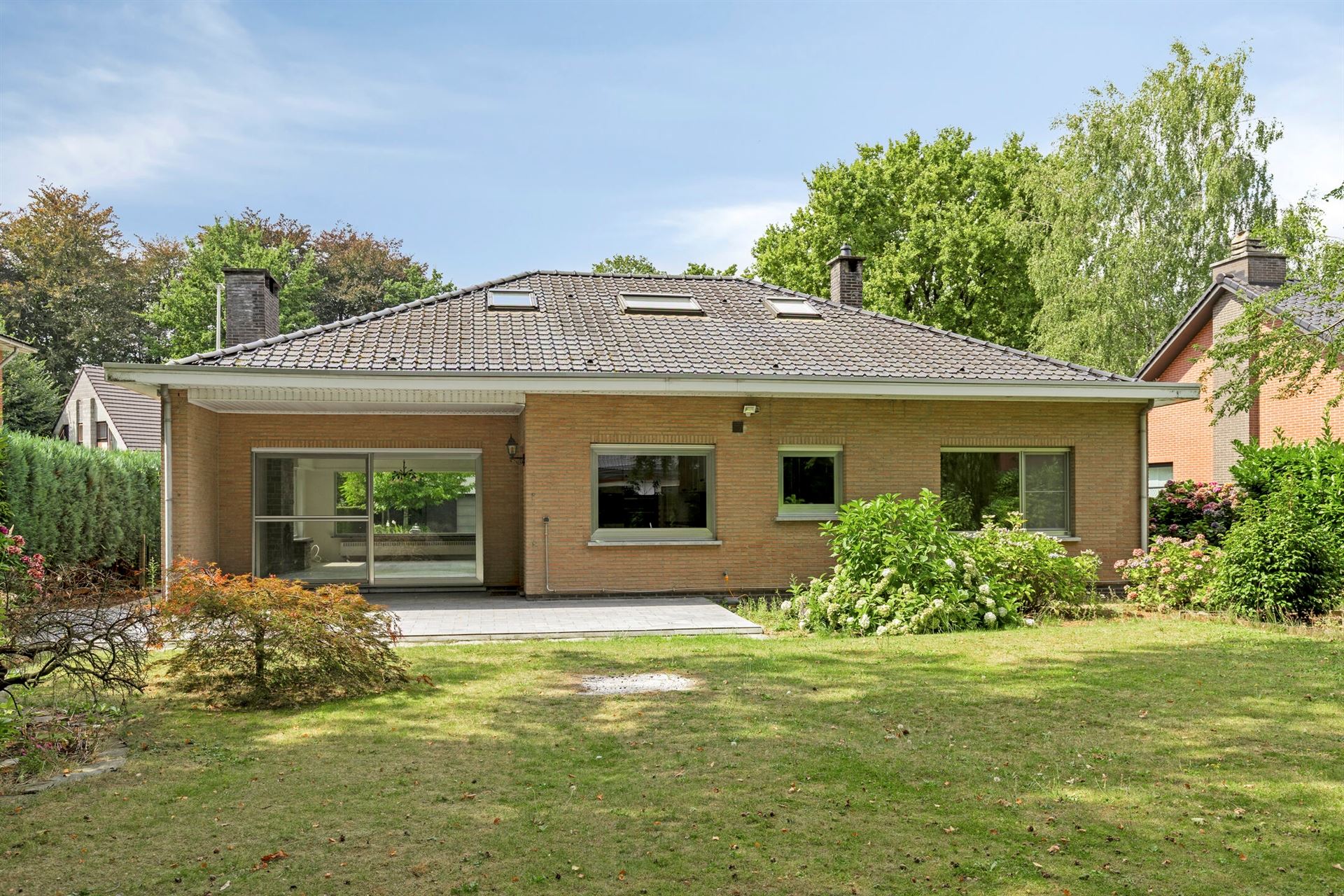 Volledig gerenoveerde woning in rustige villawijk foto 2
