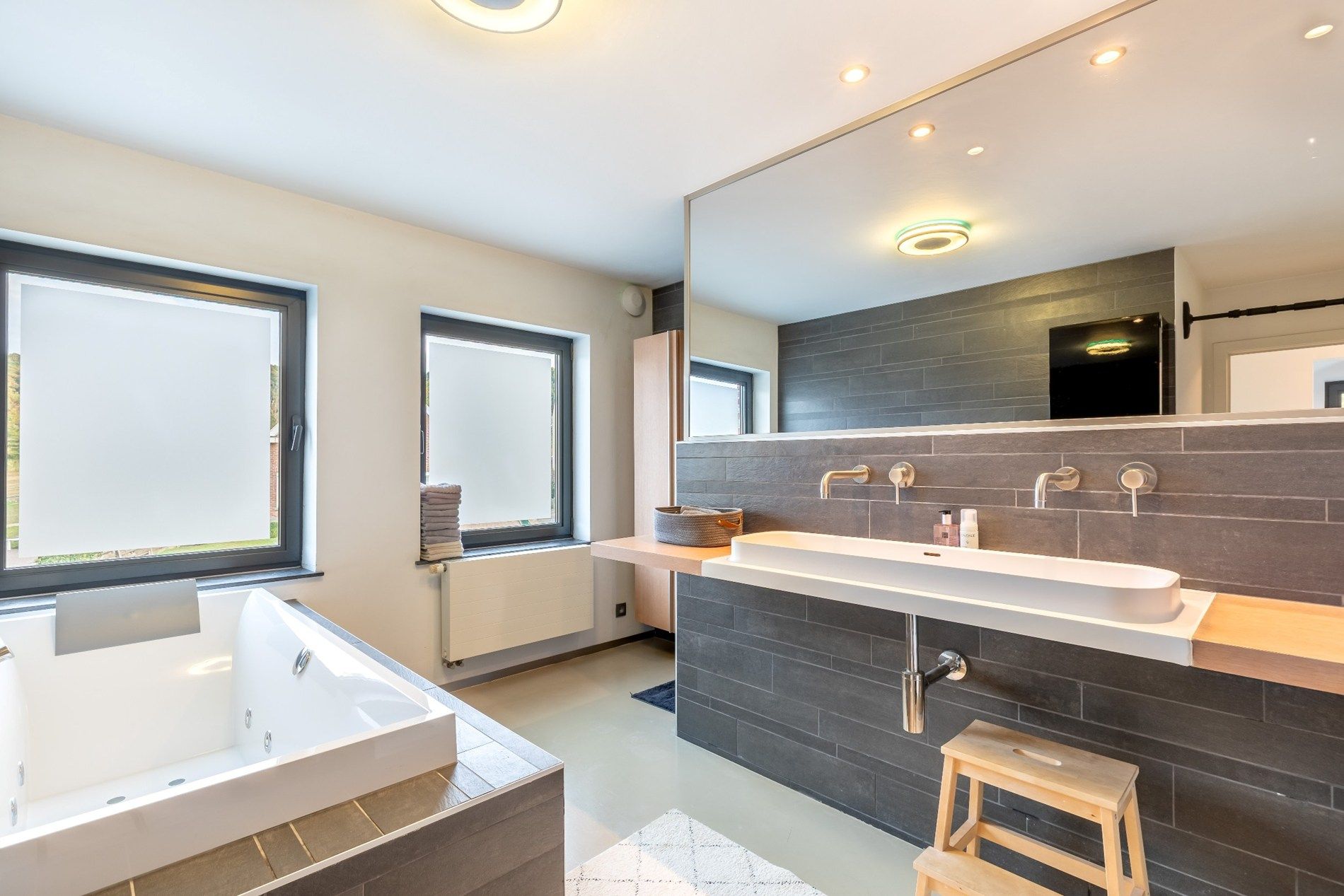 Ruime gezinswoning in perfecte staat van onderhoud! foto 9