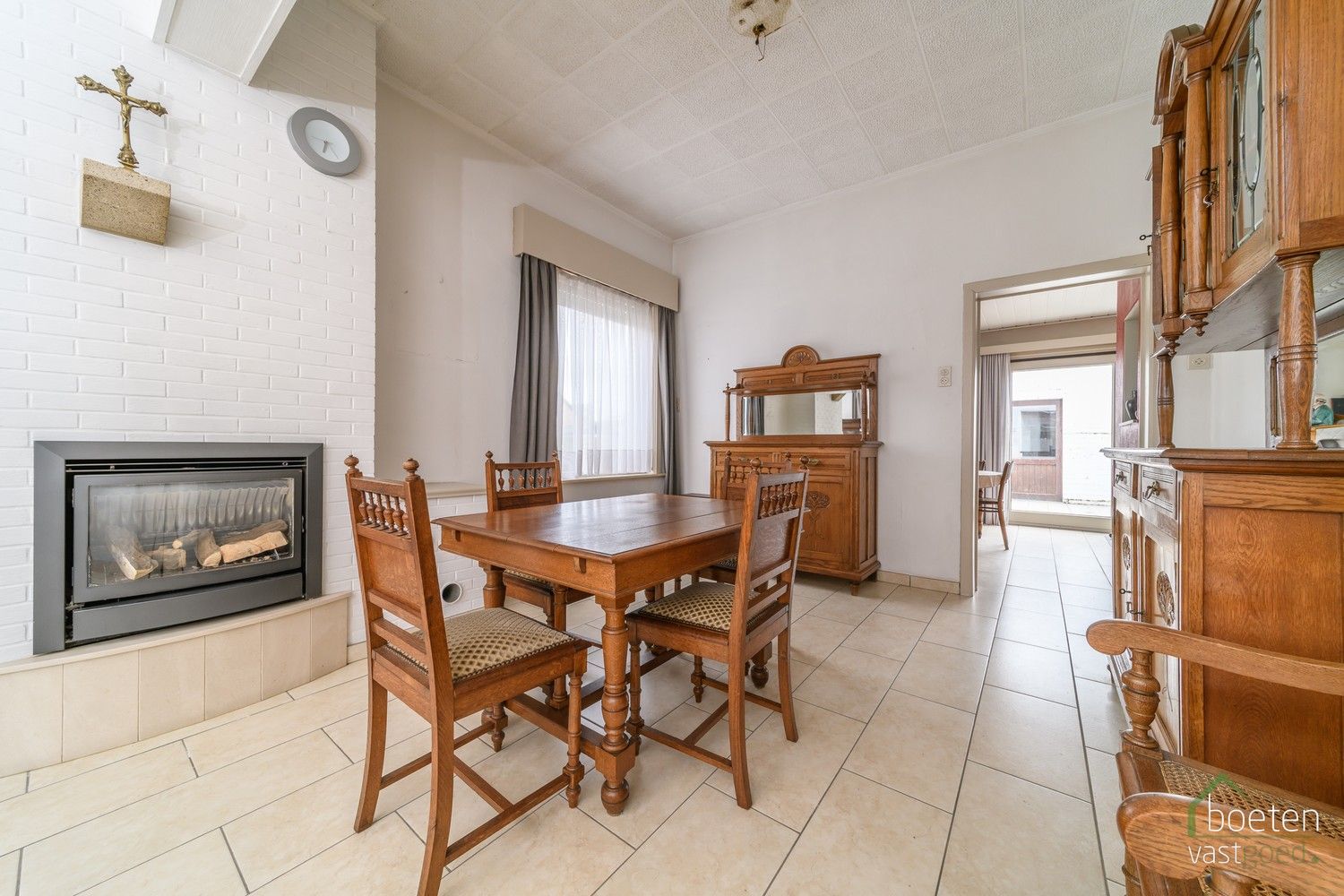 VEURNE: Heel degelijk woonhuis, met zeker enkele nodige werken maar anderzijds ook met leefbaar comfort, 4 slpks, zonnig terras en dubbele garage. foto 5