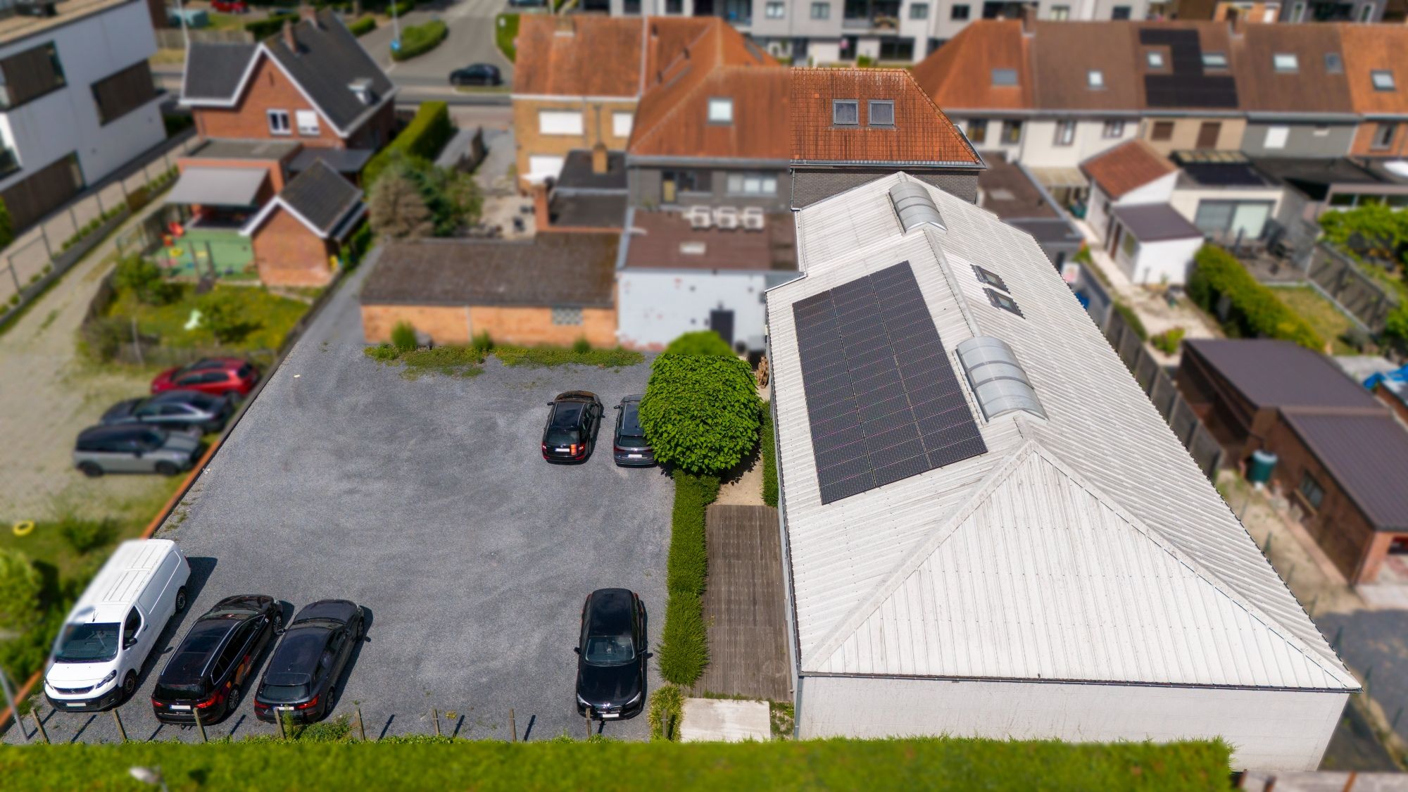BEDRIJFSGEBOUW met PRIVE PARKING (min.15 wagens) - 11 KANTOORRUIMTES - BRUIKBARE OPP 685m² foto 2