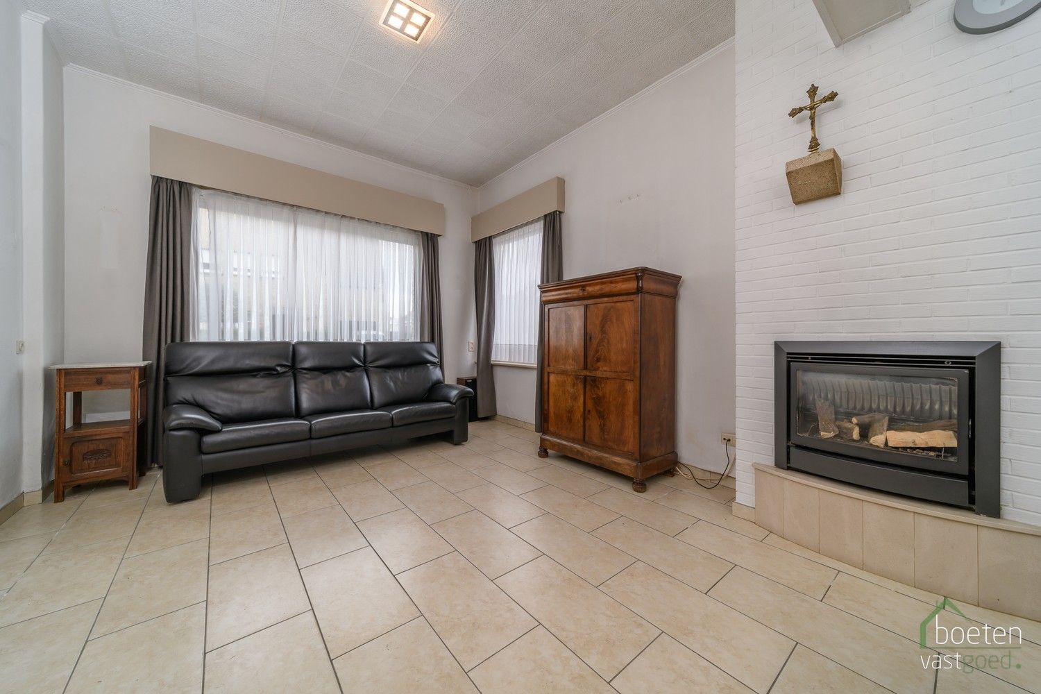 VEURNE: Heel degelijk woonhuis, met zeker enkele nodige werken maar anderzijds ook met leefbaar comfort, 4 slpks, zonnig terras en dubbele garage. foto 4