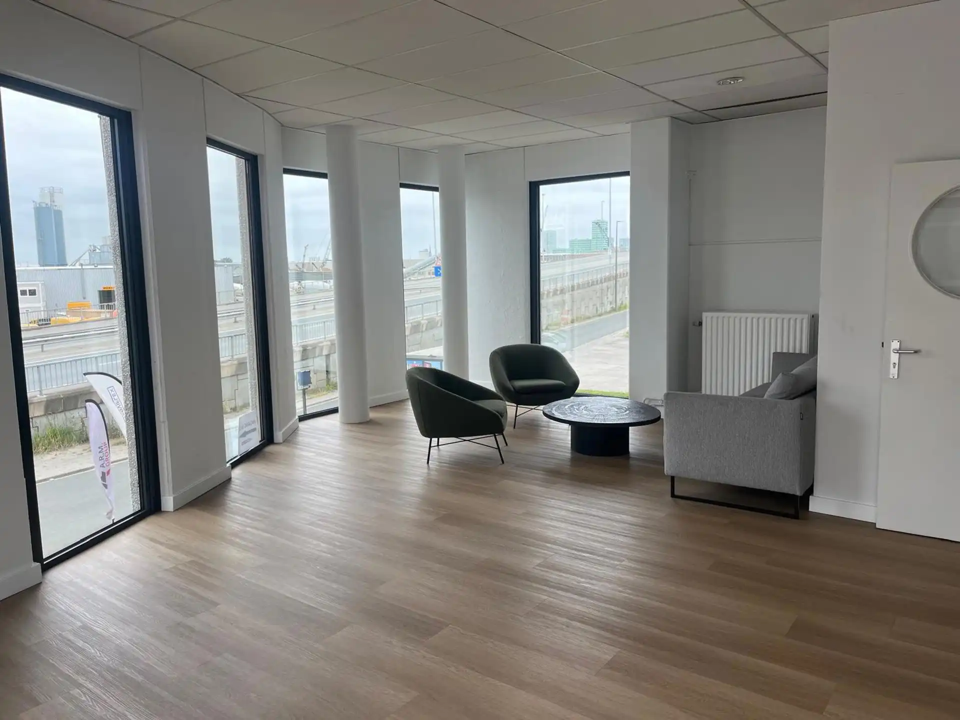 Haven-Antwerpen: magazijn met 3 poorten en moderne kantoorruimte foto 10