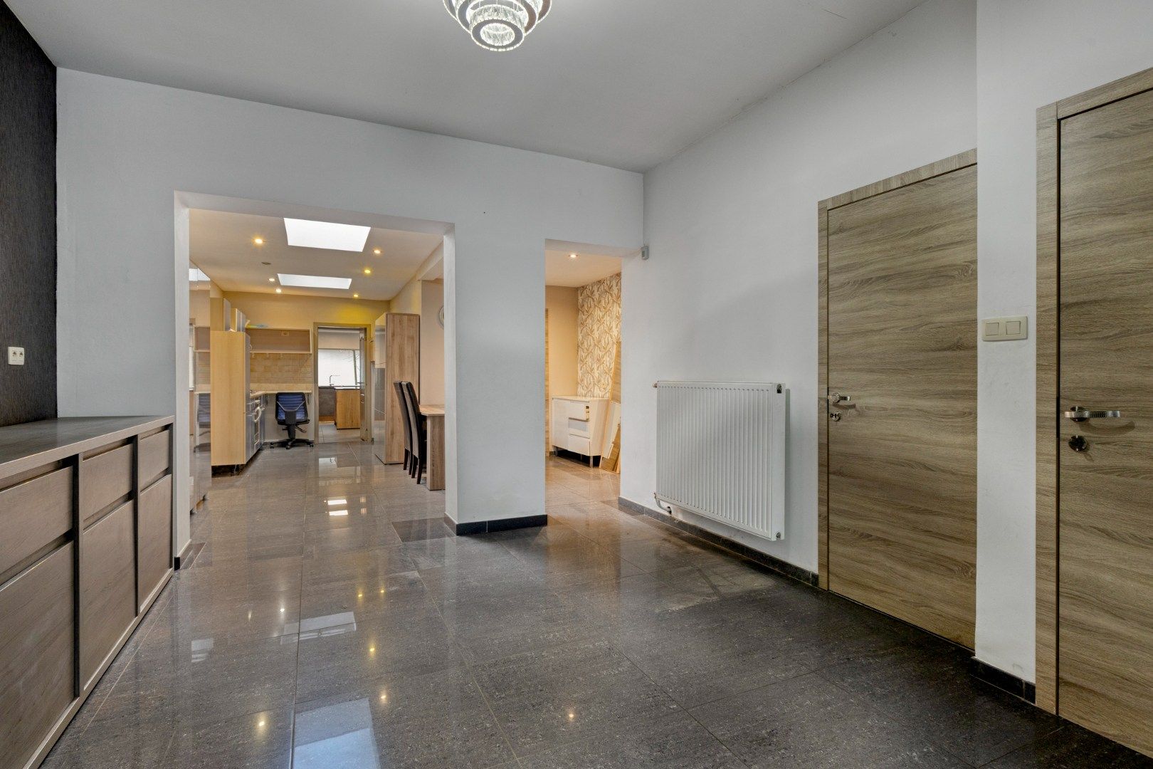 Ruime woning met 4 slaapkamers, garage en tuin in een leuke buurt! foto 3