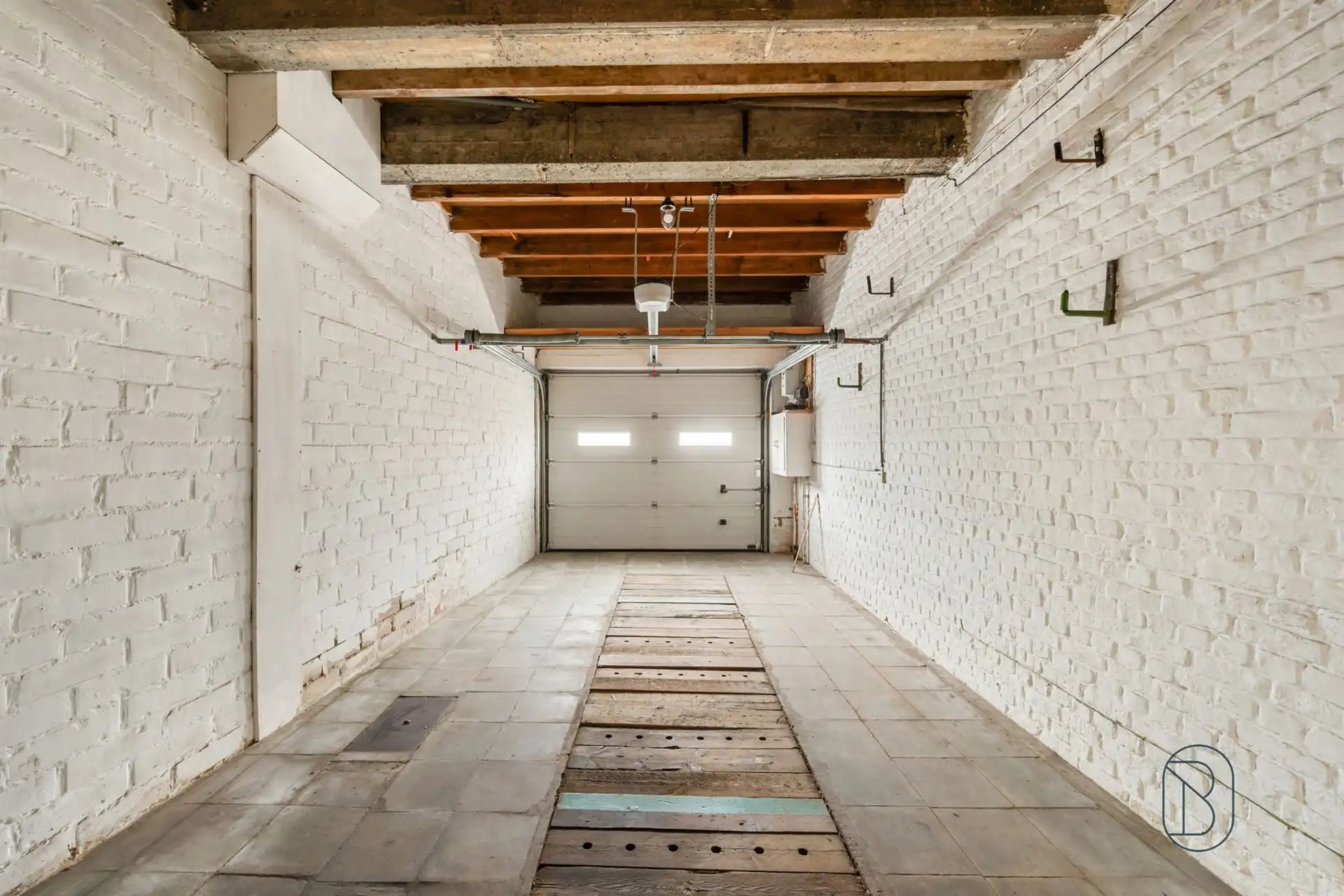 Te renoveren woning met 9 slpk, garage en tuin in Deerlijk foto 6