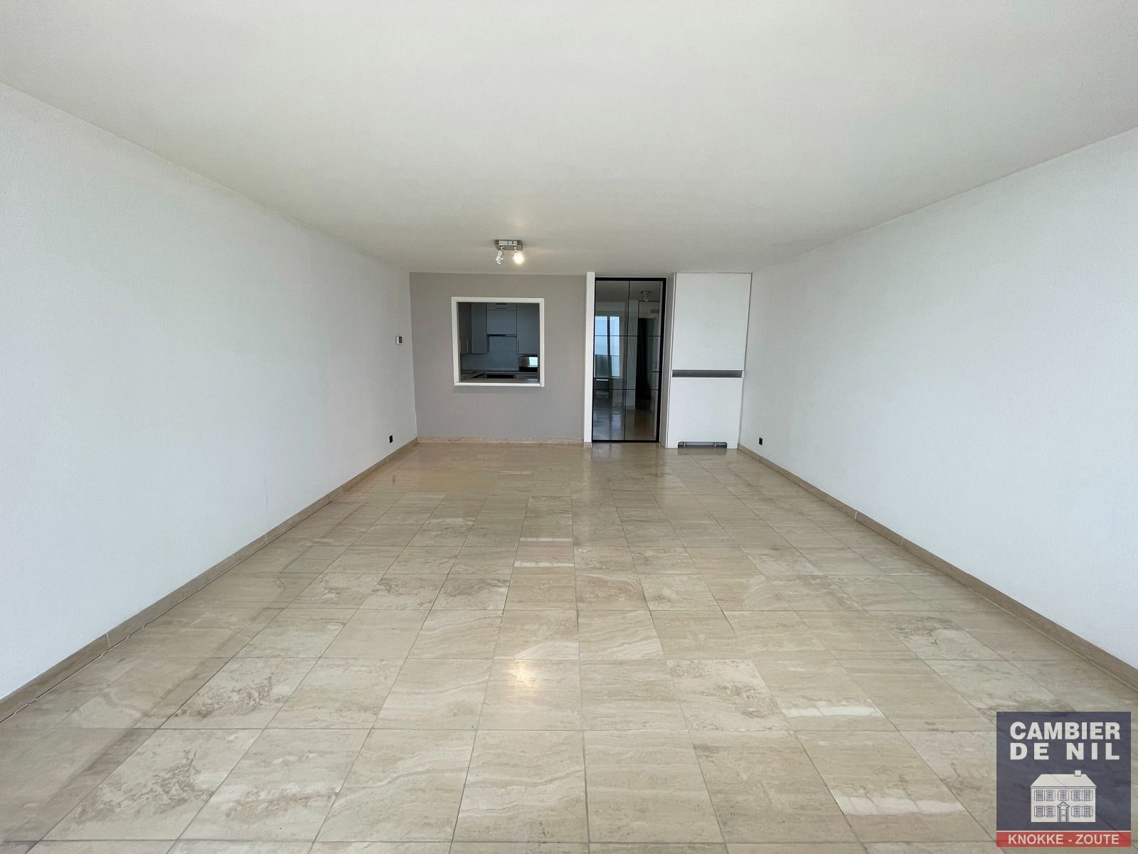 Ruim tweeslaapkamer appartement met prachtig frontaal zeezicht!  foto 3