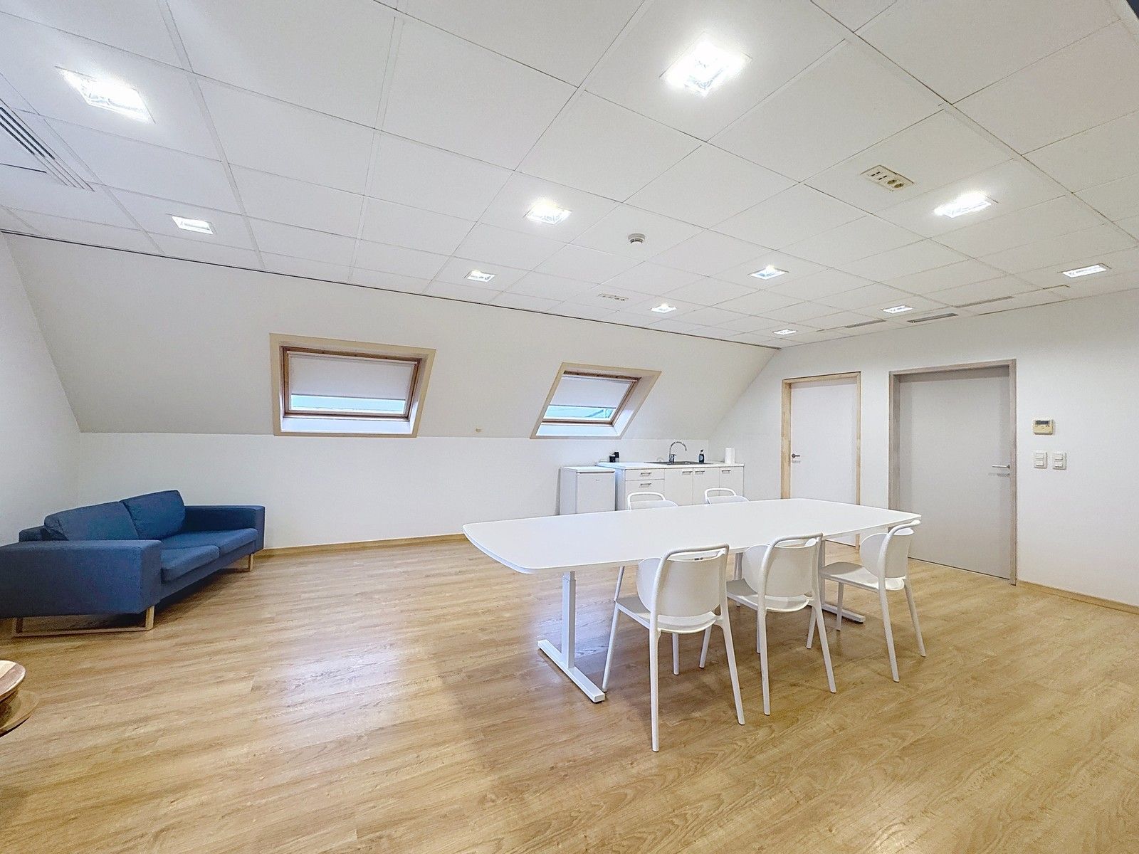 VOLLEDIG VERNIEUWDE en instapklare KANTOORRUIMTE op gelijkvloers (± 45m²)  met UITSTRALING op de markt van Knesselare! Ruime parkeergelegenheid langs de openbare weg. foto 7