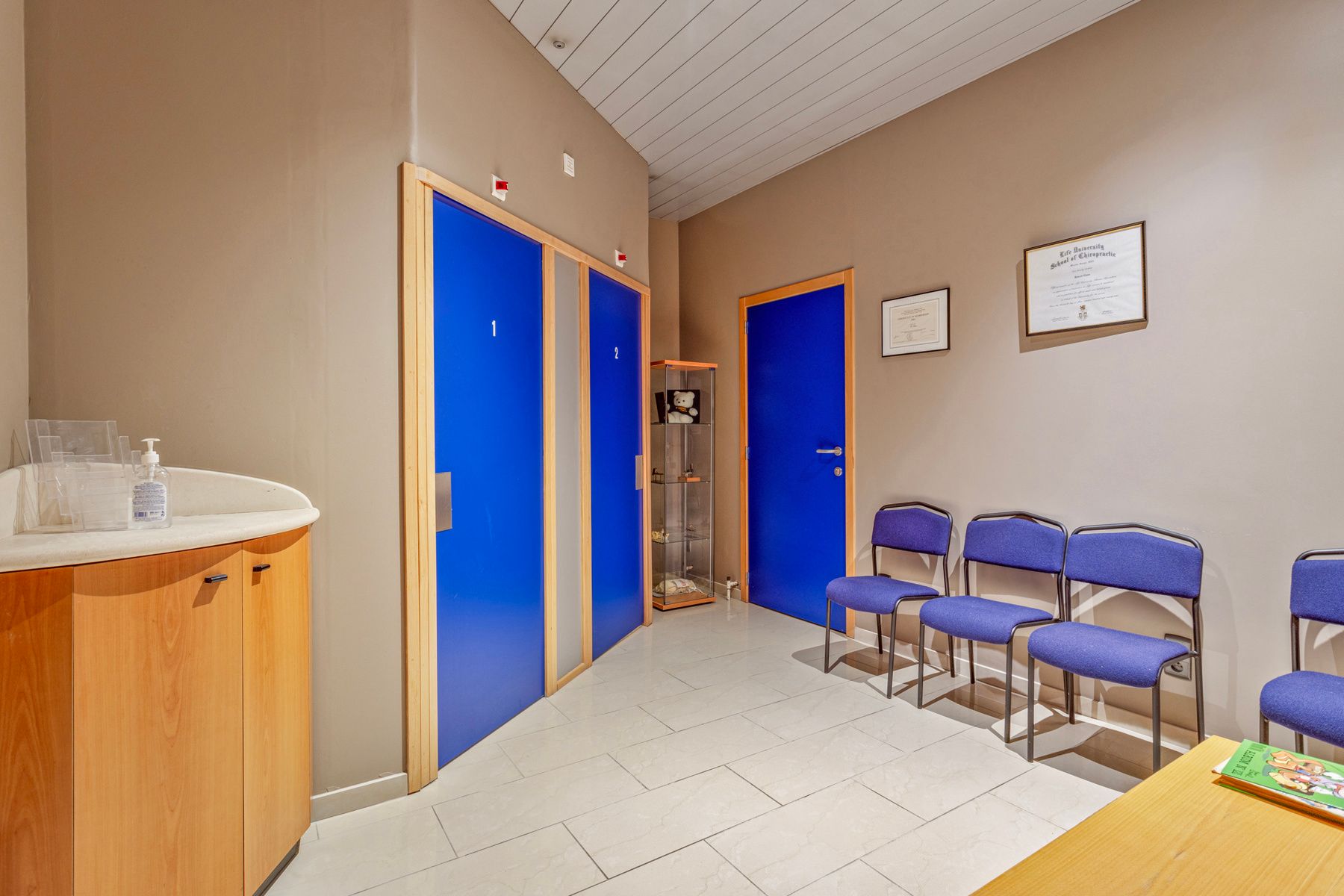 Gelijkvloerse praktijk + leefruimte en koer te centrum Halle foto 4