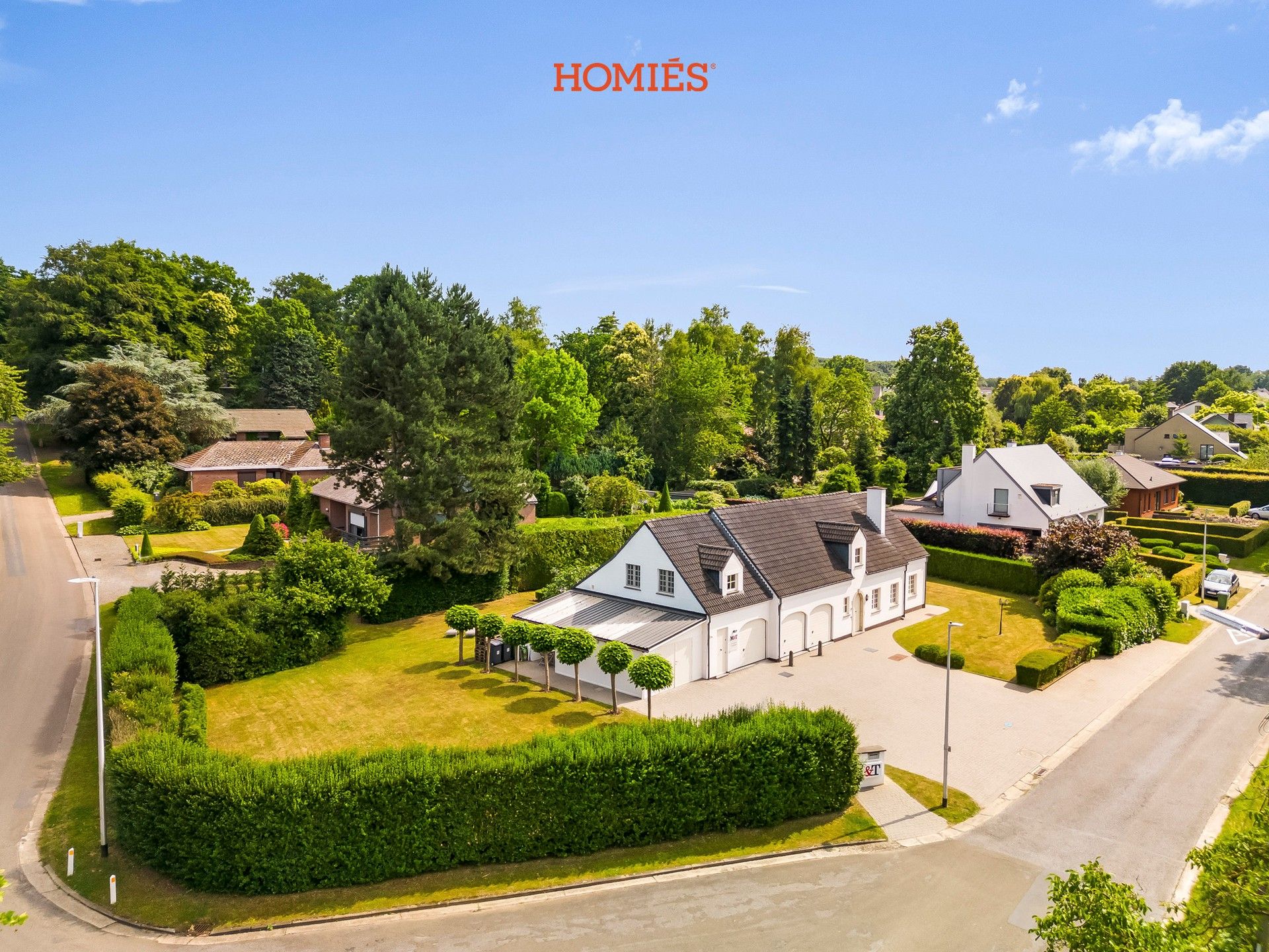 Hoofdfoto van de publicatie: Klassevolle villa op residentiële toplocatie