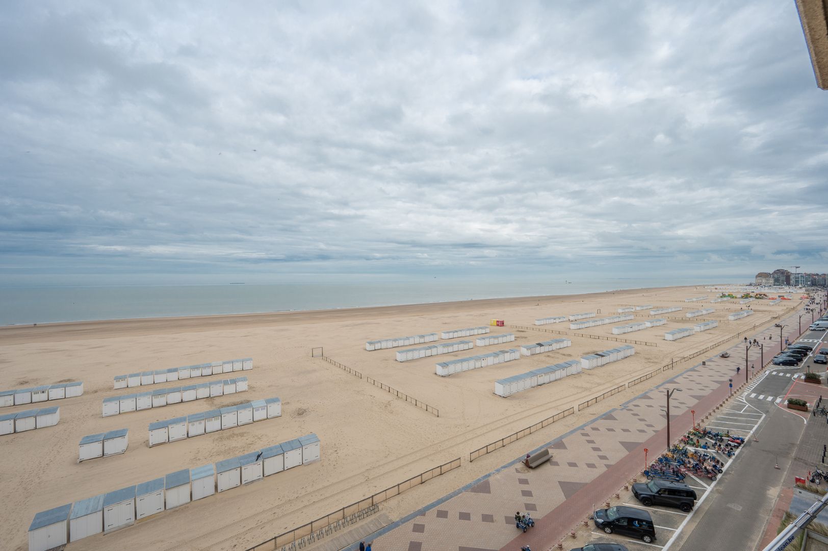 Ruim appartement met frontaal zeezicht op het Alberstrand foto 6