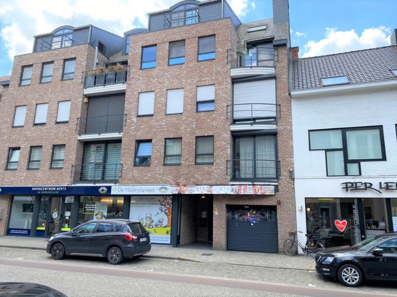 Ruim kantoor of handelsruimte (400m² kan nog opgesplitst worden) nabij centrum Geel. Extra parkeergelegenheid mogelijk. foto {{pictureIndex}}