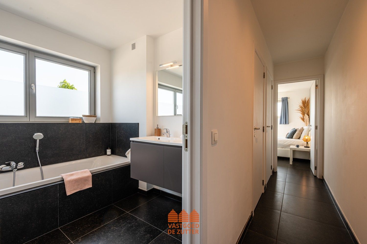 Ruim en lichtrijk appartement met inpandige garage en tuin in de groene rand van Deinze foto 9