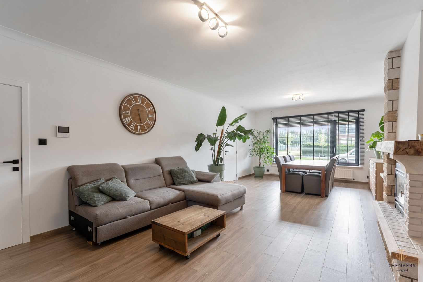 INSTAPKLARE WONING MET 3 SLAAPKAMERS, TUIN EN CARPORT. foto 4