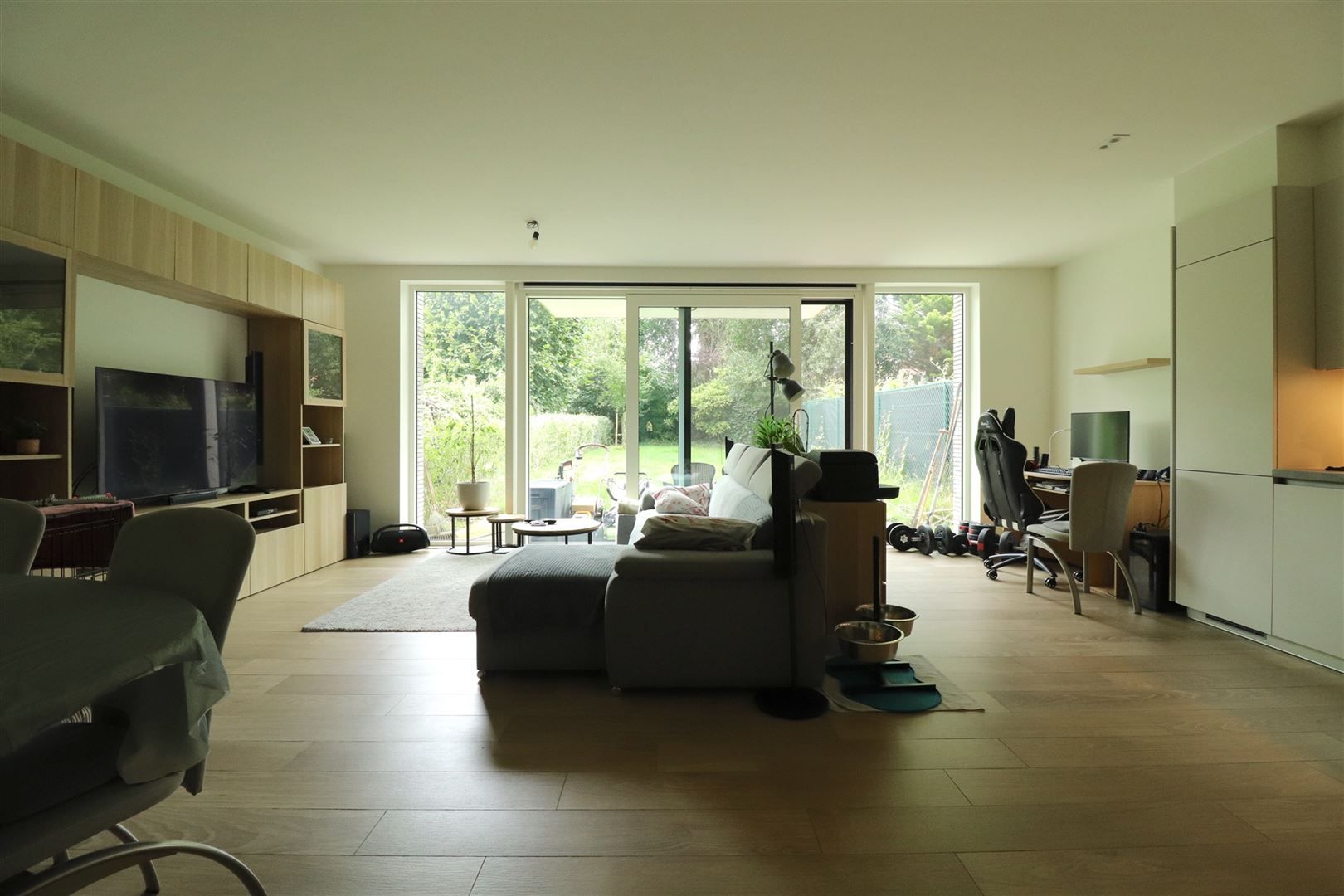 Modern gelijkvloers met groene tuin foto 2