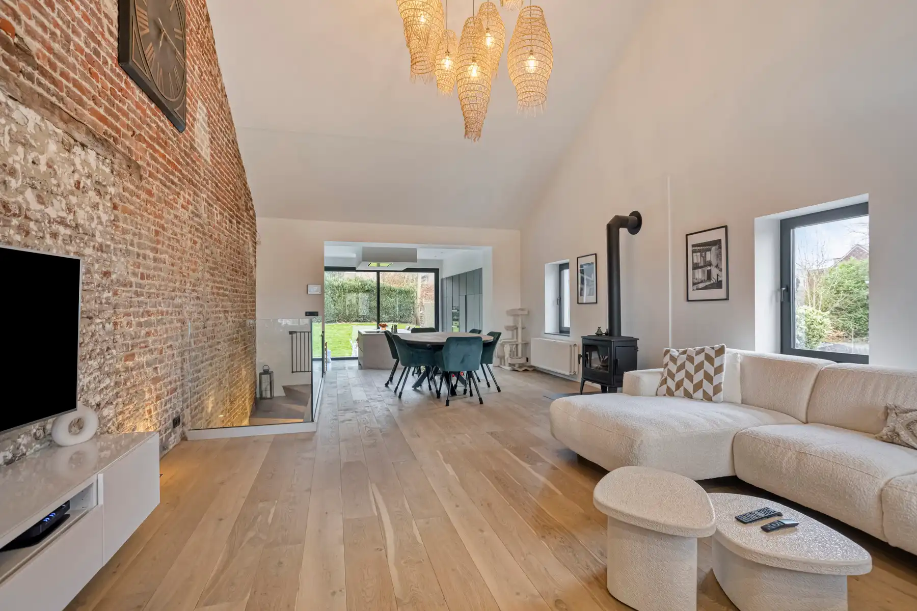 Prachtige woning met 3 slaapkamers en bureel foto {{pictureIndex}}