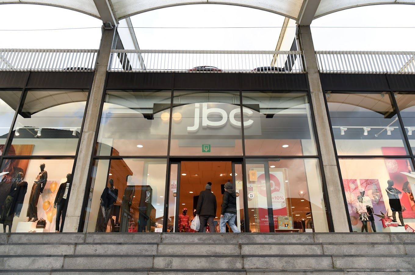 MODERN COMMERCIEEL GEBOUW NABIJ ACTION & KRËFEL foto {{pictureIndex}}