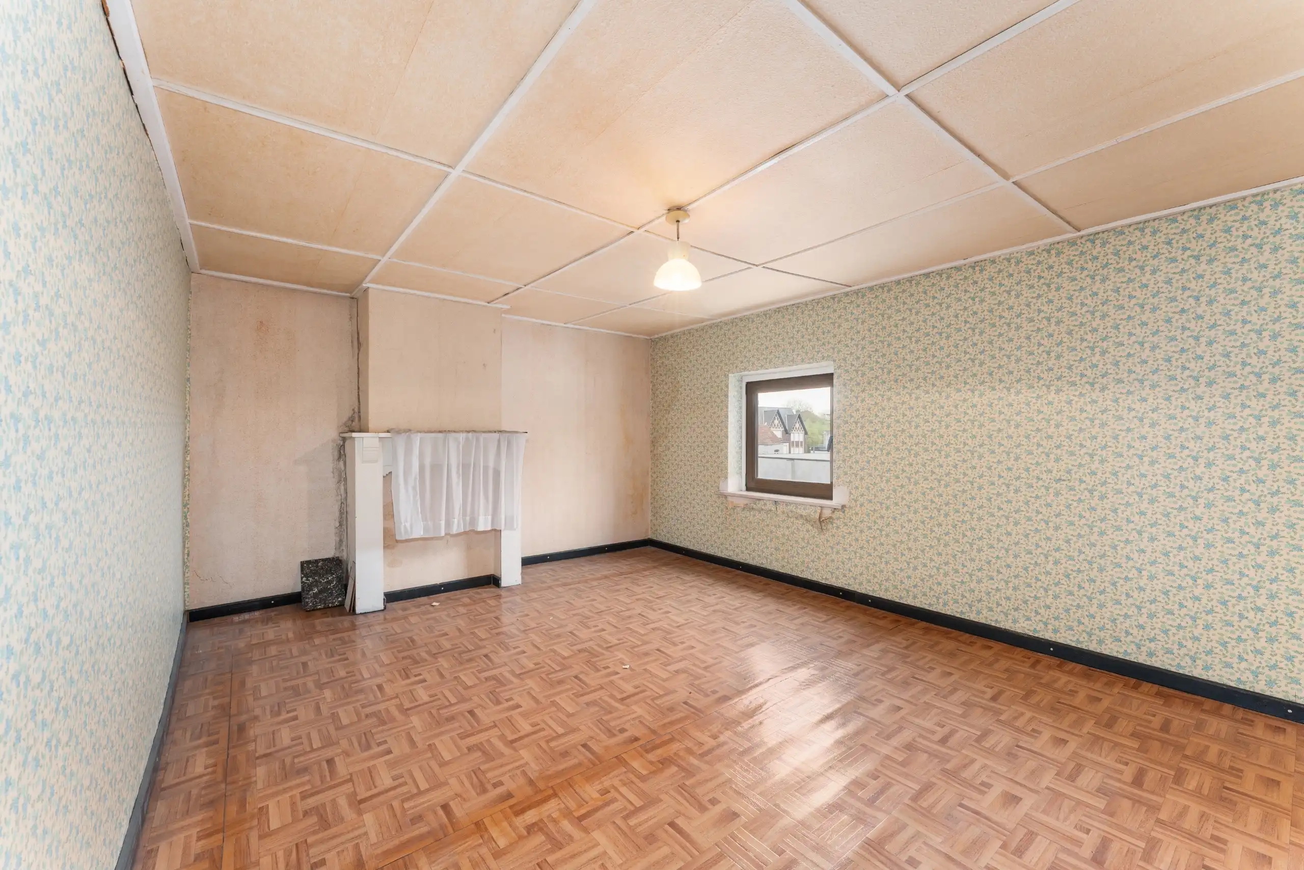 Zeer ruime te renoveren woning in centrum met 5 slpks. & tuin foto 5