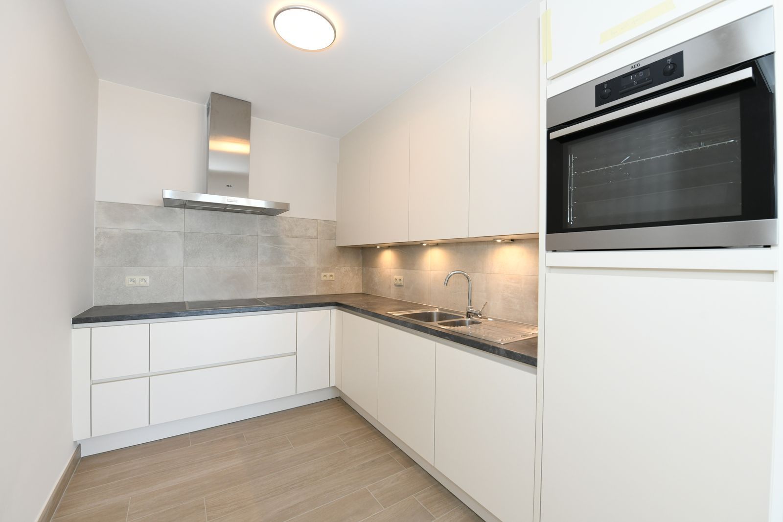 Gerenoveerd appartement met 2 slpk en frontaal zeezicht foto 3