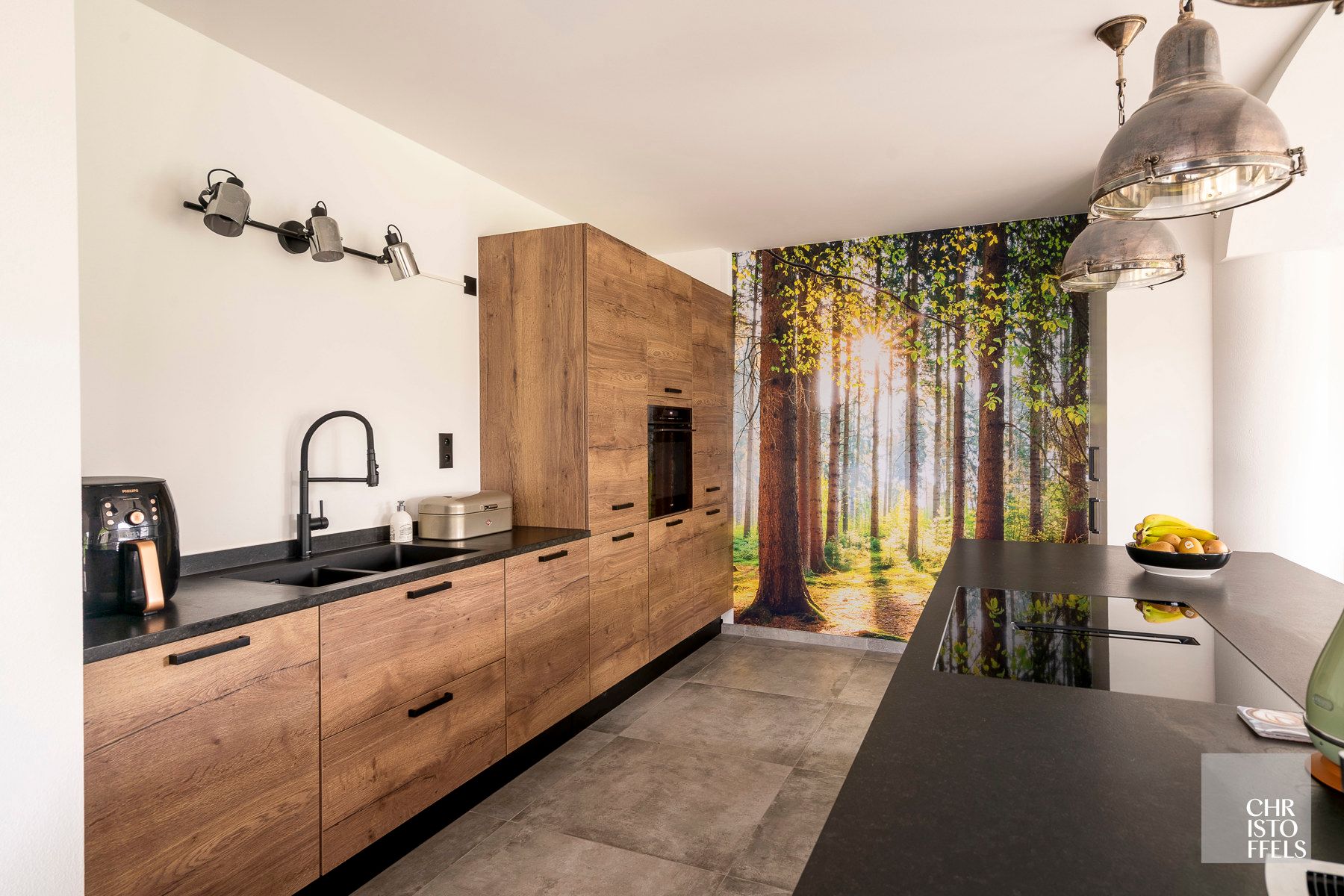 Uitzonderlijk ruime (440m²!) en volledig gerenoveerde woning met commerciële topligging en tal van mogelijkheden in Lanaken! foto 6