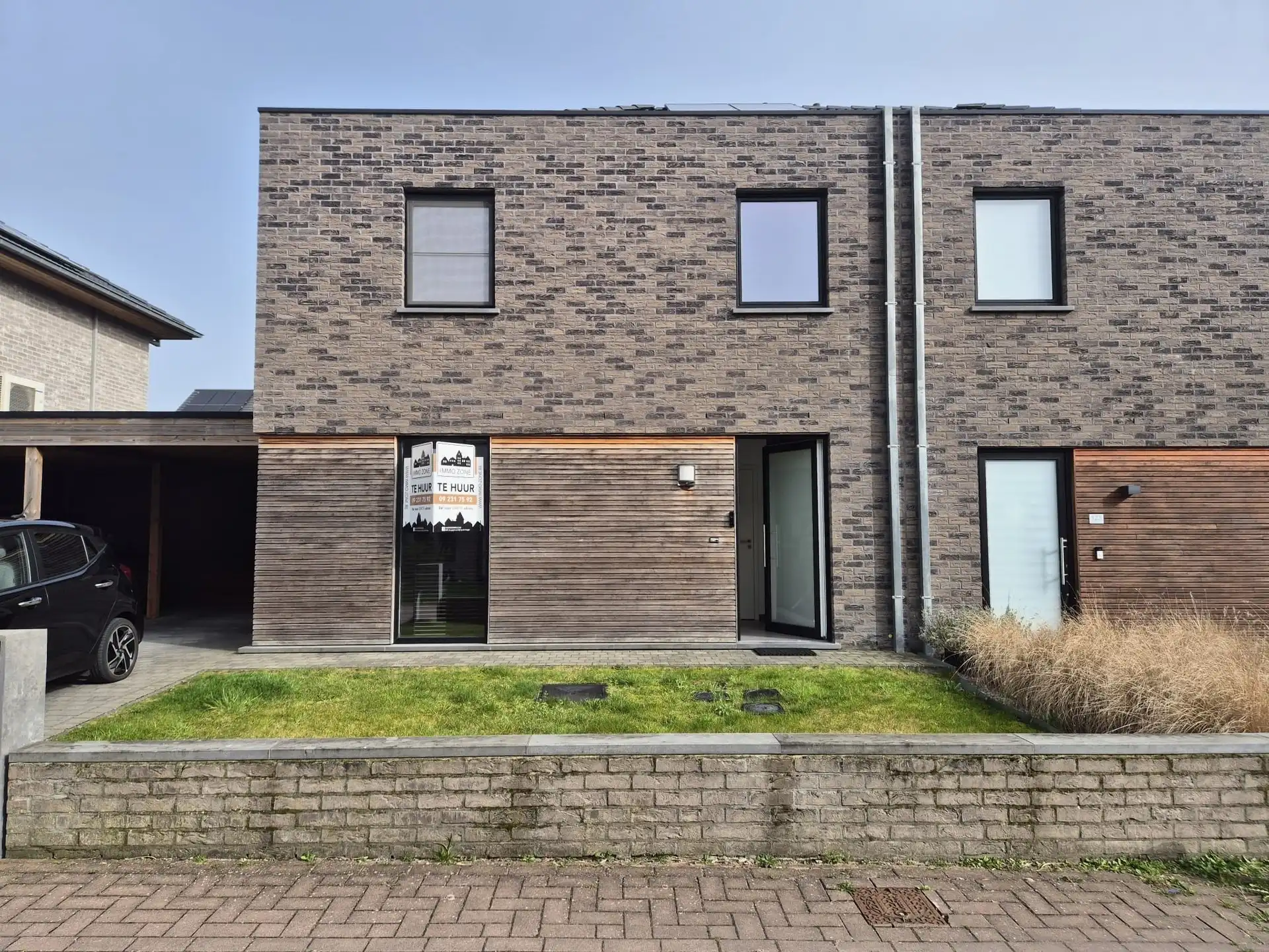 Rustig gelegen nieuwbouw woning met terras en tuin. foto {{pictureIndex}}