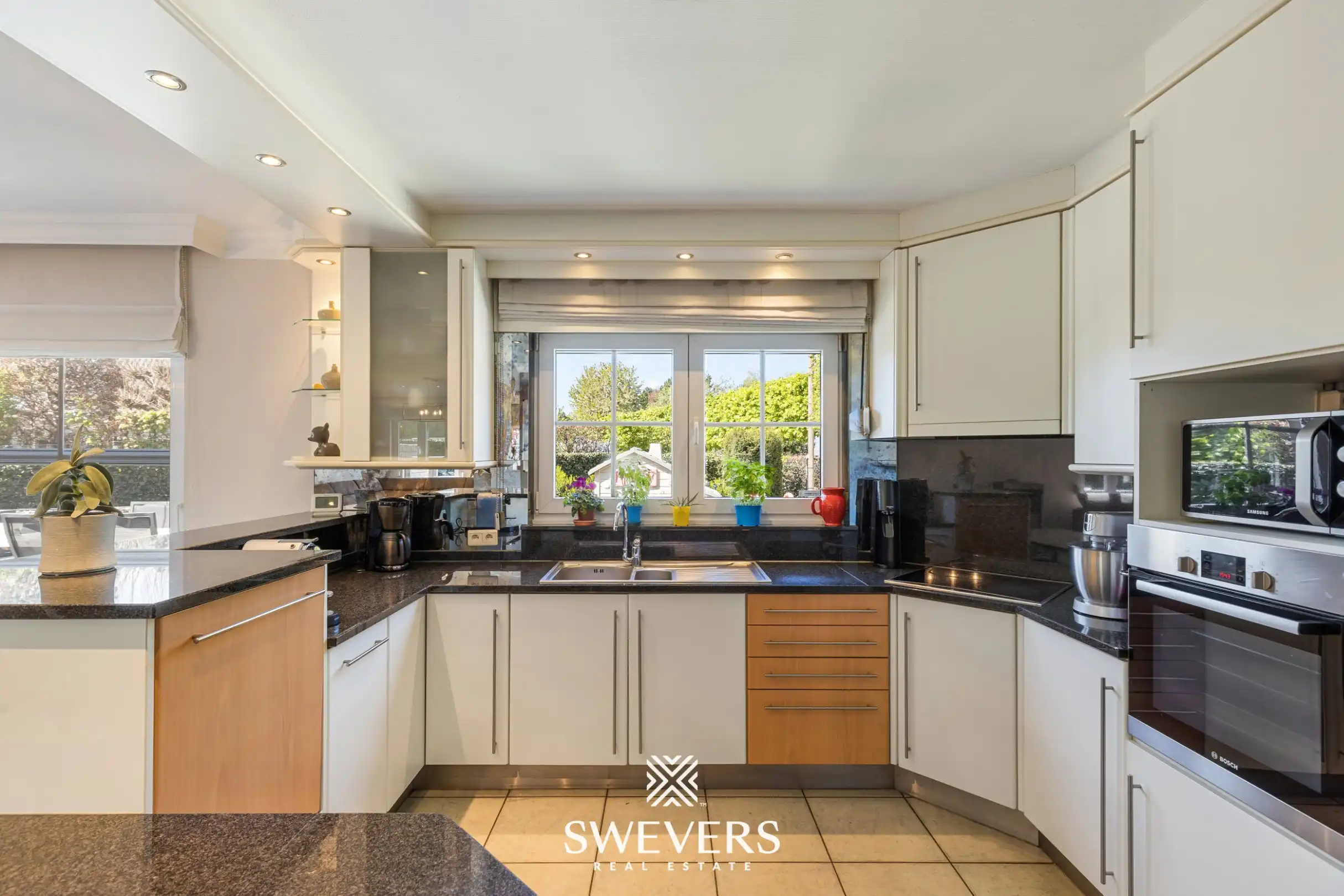 Instapklare woning met prachtig aangelegde tuin en bijgebouw in Helchteren foto 8