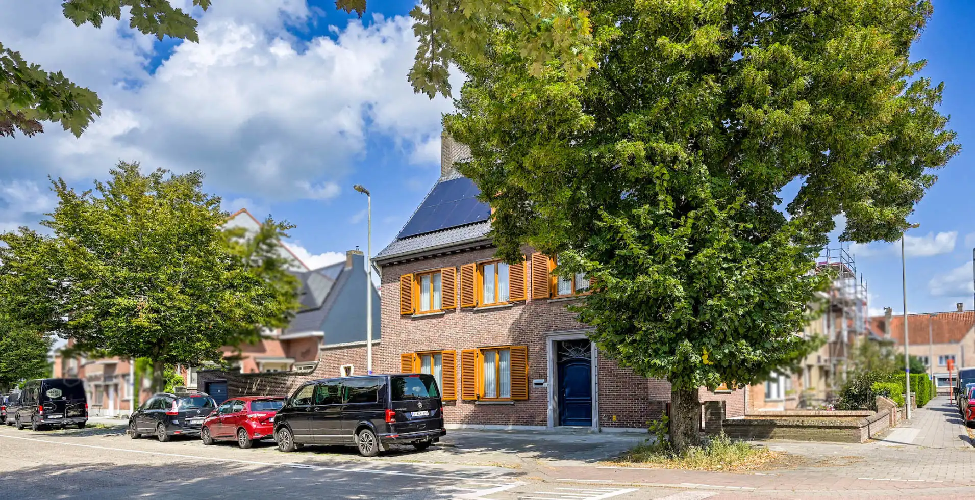 Ruim Burgershuis met tuin en garage te Kristus Koning foto {{pictureIndex}}