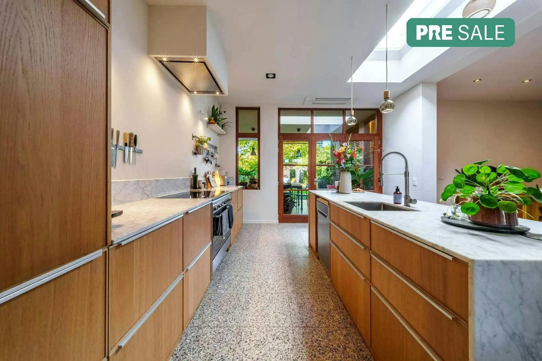 Instapklare herenwoning met ruim bijgebouw  foto {{pictureIndex}}